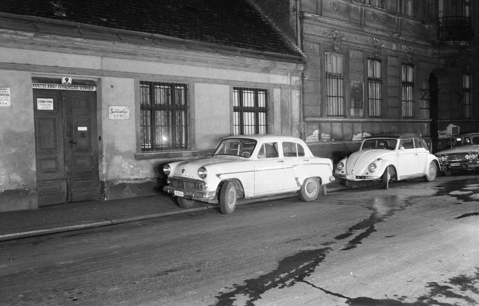 Hungary, Budapest VIII., Reviczky utca, balra a 9-es számú épületben a Krisztus Király Egyházközösség székháza és a plébánia található. A kép forrását kérjük így adja meg: Fortepan / Budapest Főváros Levéltára. Levéltári jelzet: HU.BFL.XV.19.c.10, 1972, Budapest Főváros Levéltára / BRFK helyszínelési fényképei, BRFK Hivatala Bűnügyi Technikai Osztály, number plate, parish, Volkswagen Beetle, Budapest, Fortepan #283750