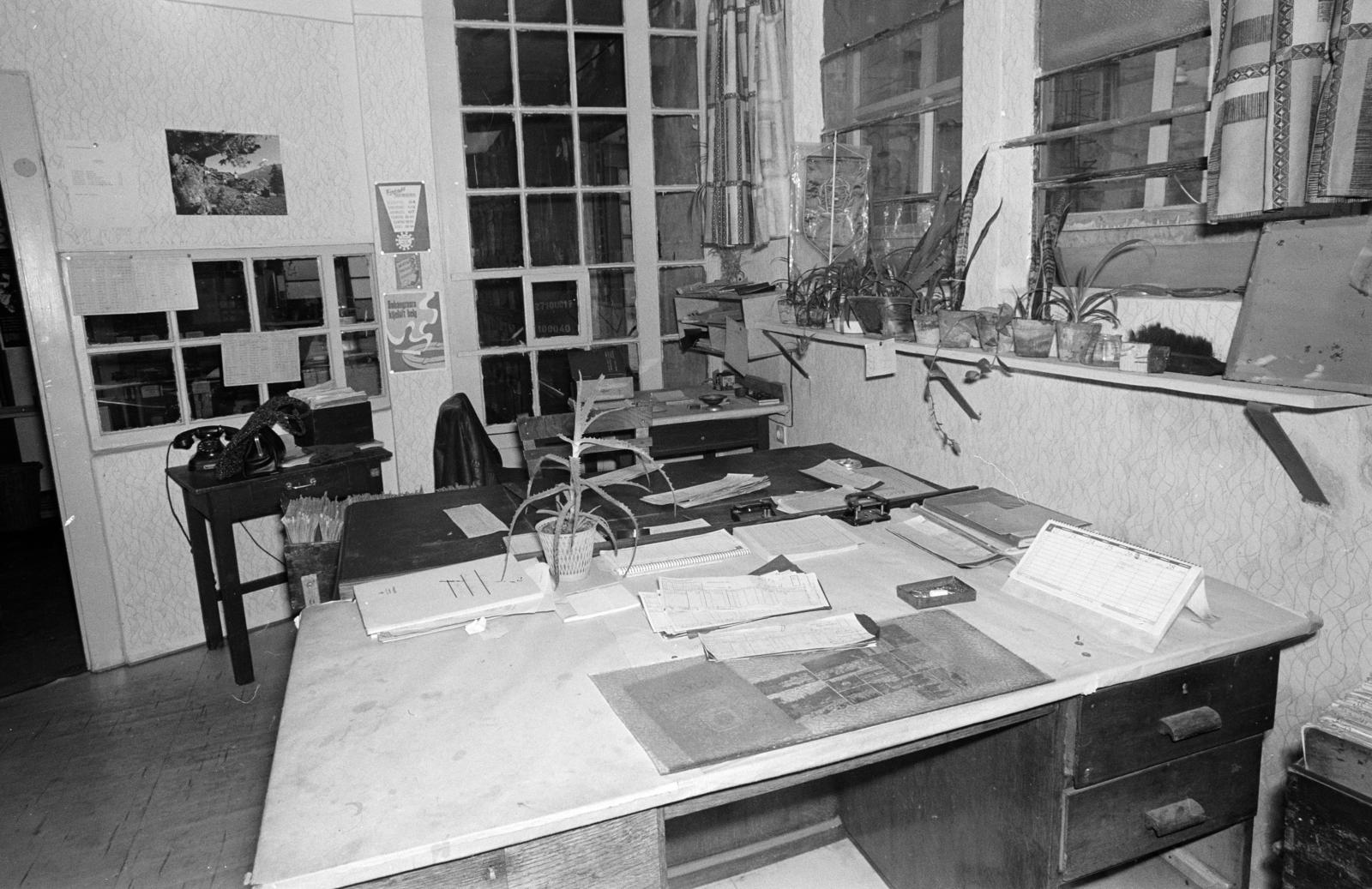 A kép forrását kérjük így adja meg: Fortepan / Budapest Főváros Levéltára. Levéltári jelzet: HU.BFL.XV.19.c.10, 1972, Budapest Főváros Levéltára / BRFK helyszínelési fényképei, BRFK Hivatala Bűnügyi Technikai Osztály, office, Fortepan #283775