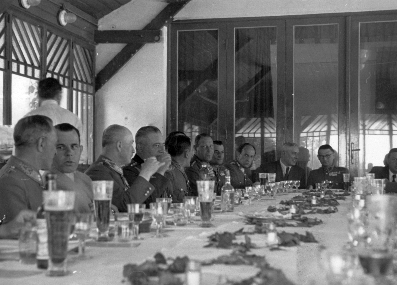 1943, Saly Noémi, vendéglátás, egyenruha, csoportkép, életkép, sör, enteriőr, katona, teríték, pohár, eltartott kisujj, Fortepan #28378