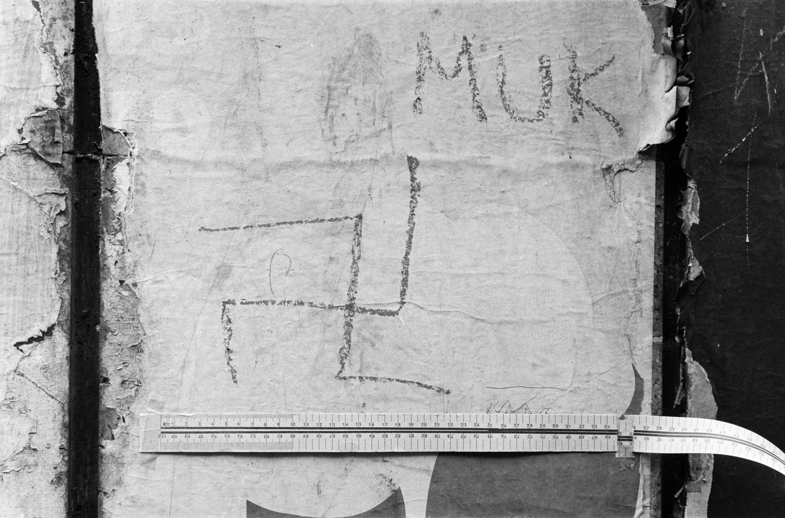 A kép forrását kérjük így adja meg: Fortepan / Budapest Főváros Levéltára. Levéltári jelzet: HU.BFL.XV.19.c.10, 1972, Budapest Főváros Levéltára / BRFK helyszínelési fényképei, BRFK Hivatala Bűnügyi Technikai Osztály, tape measure, Fortepan #283790