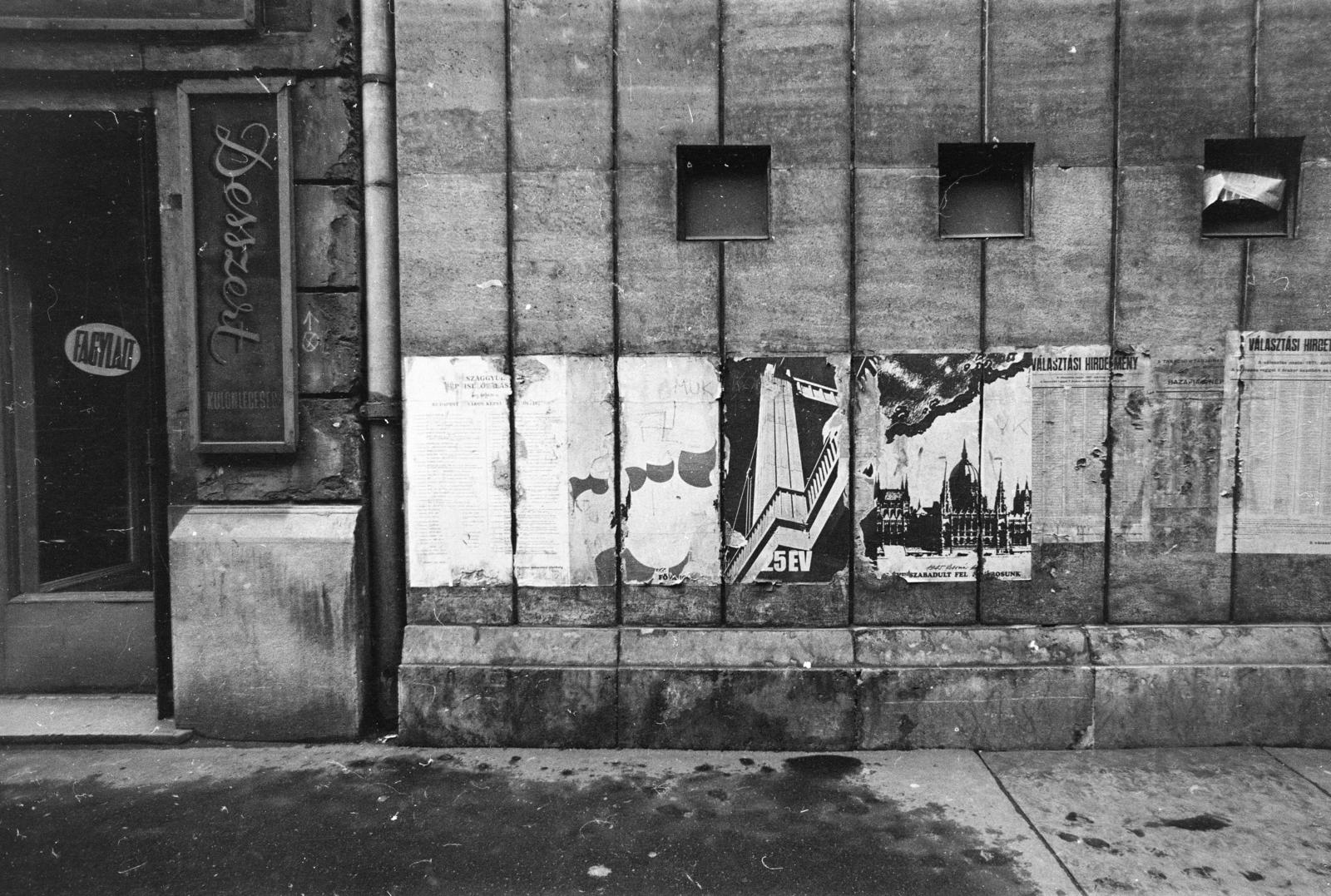 A kép forrását kérjük így adja meg: Fortepan / Budapest Főváros Levéltára. Levéltári jelzet: HU.BFL.XV.19.c.10, 1972, Budapest Főváros Levéltára / BRFK helyszínelési fényképei, BRFK Hivatala Bűnügyi Technikai Osztály, Best of, announcement, poster, Fortepan #283793