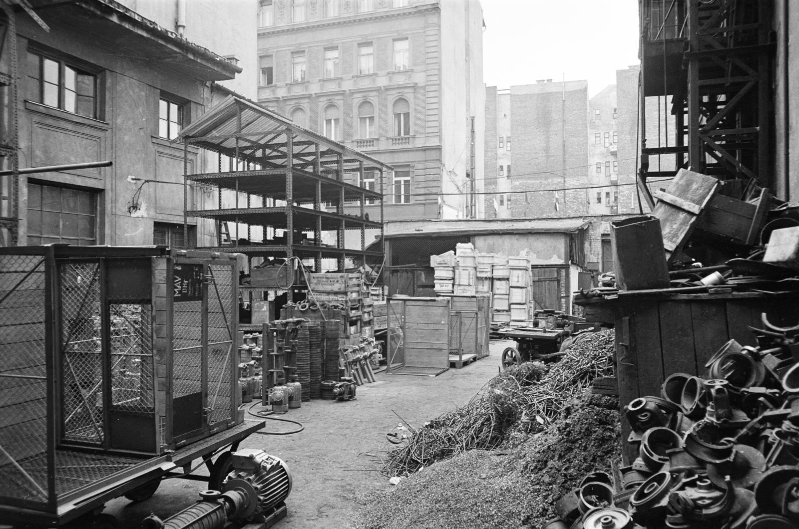 A kép forrását kérjük így adja meg: Fortepan / Budapest Főváros Levéltára. Levéltári jelzet: HU.BFL.XV.19.c.10, 1972, Budapest Főváros Levéltára / BRFK helyszínelési fényképei, BRFK Hivatala Bűnügyi Technikai Osztály, Best of, factory, pump, scrap metal, Fortepan #283803