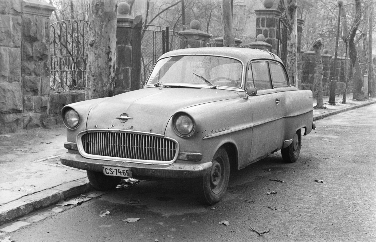 A kép forrását kérjük így adja meg: Fortepan / Budapest Főváros Levéltára. Levéltári jelzet: HU.BFL.XV.19.c.10, 1972, Budapest Főváros Levéltára / BRFK helyszínelési fényképei, BRFK Hivatala Bűnügyi Technikai Osztály, rendszám, Opel Olympia Rekord, Fortepan #283819