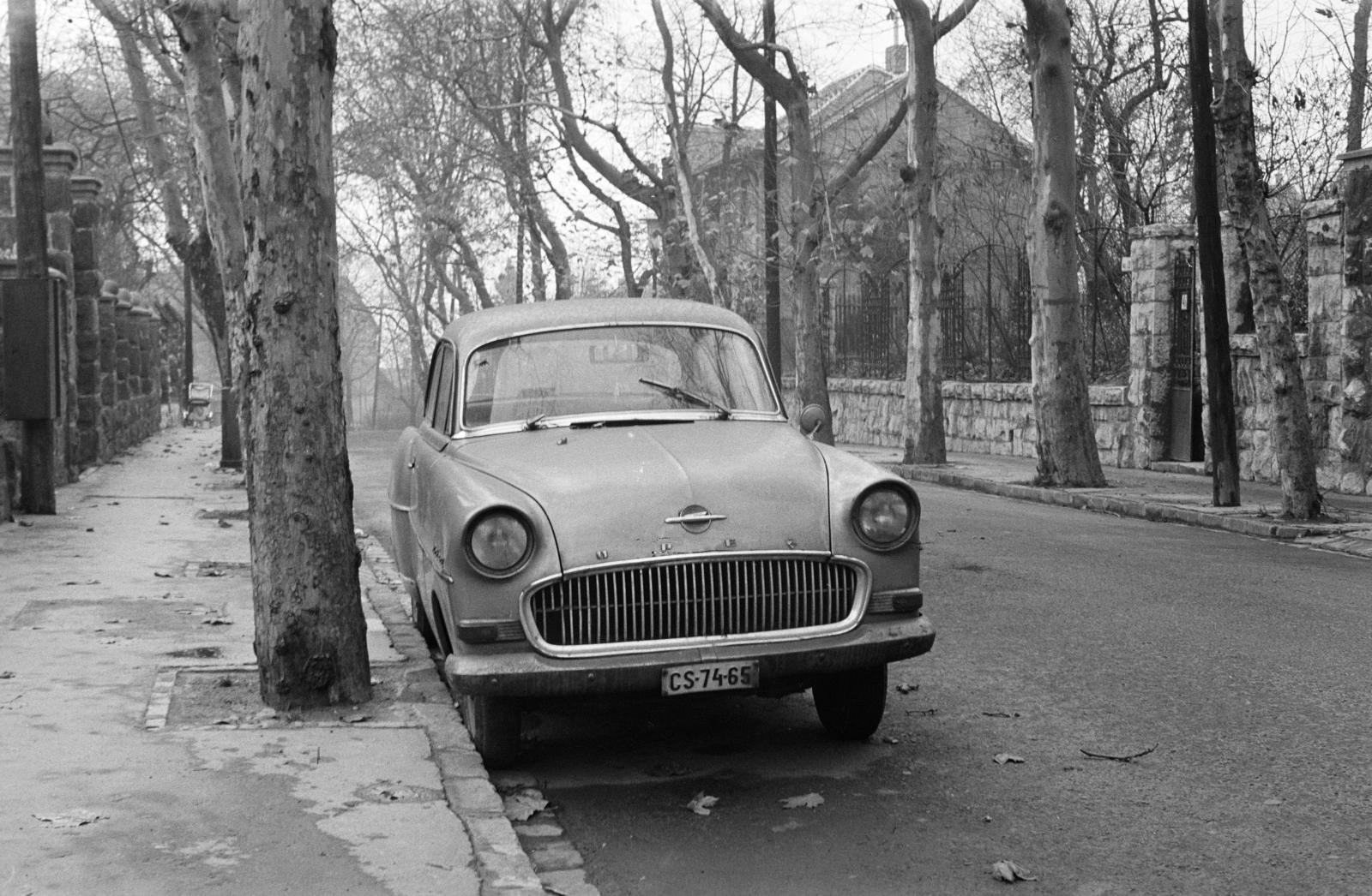 A kép forrását kérjük így adja meg: Fortepan / Budapest Főváros Levéltára. Levéltári jelzet: HU.BFL.XV.19.c.10, 1972, Budapest Főváros Levéltára / BRFK helyszínelési fényképei, BRFK Hivatala Bűnügyi Technikai Osztály, number plate, Haidekker-brand, fence, Fortepan #283823