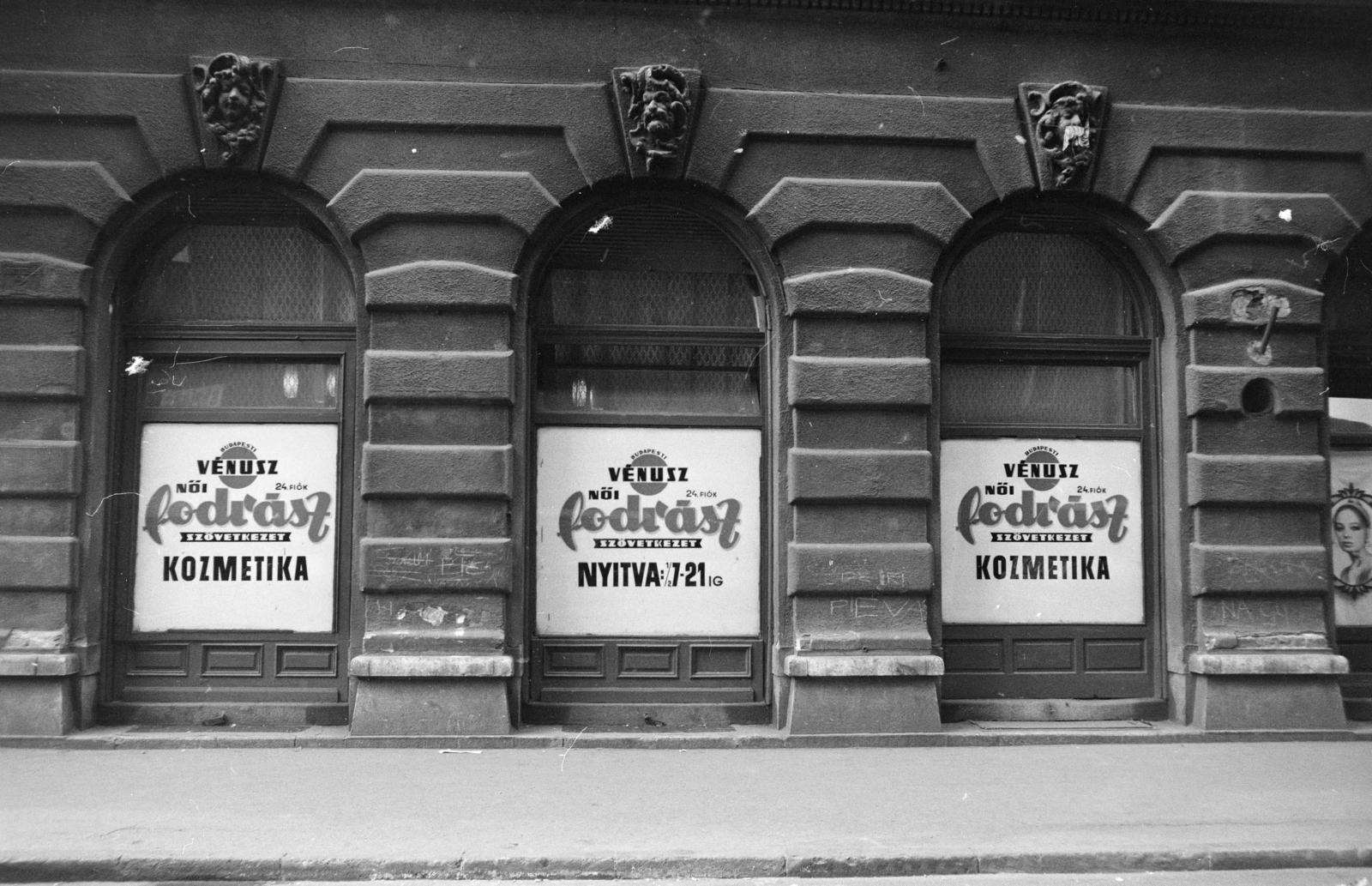 A kép forrását kérjük így adja meg: Fortepan / Budapest Főváros Levéltára. Levéltári jelzet: HU.BFL.XV.19.c.10, 1972, Budapest Főváros Levéltára / BRFK helyszínelési fényképei, BRFK Hivatala Bűnügyi Technikai Osztály, architectural ornament, hairdresser, cosmetics, Fortepan #283827