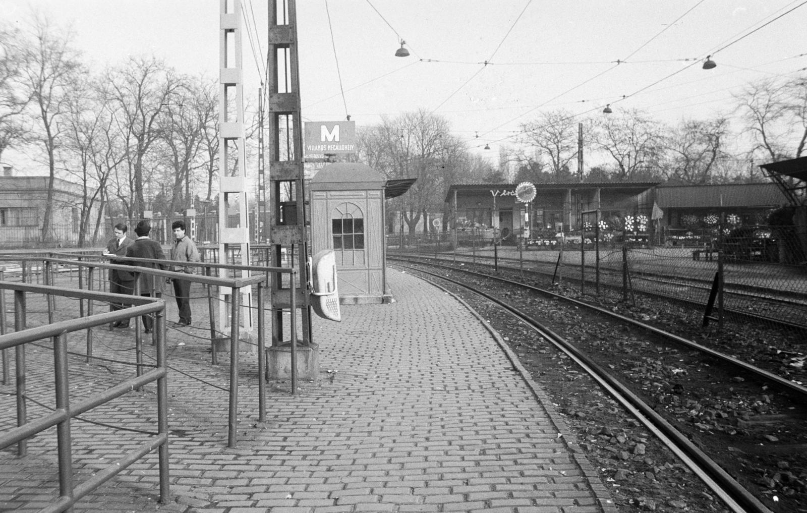 Hungary, Budapest X., Kozma utca, villamosmegálló az Új Köztemető főbejárata előtt. A kép forrását kérjük így adja meg: Fortepan / Budapest Főváros Levéltára. Levéltári jelzet: HU.BFL.XV.19.c.10, 1972, Budapest Főváros Levéltára / BRFK helyszínelési fényképei, BRFK Hivatala Bűnügyi Technikai Osztály, Budapest, Fortepan #283839