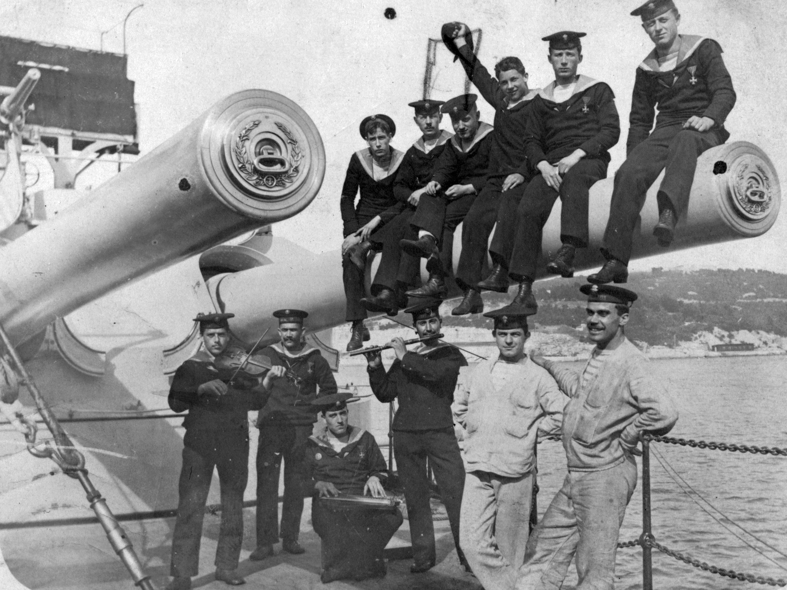 SMS Radetzky az Osztrák-Magyar Monarchia csatahajója., 1914, Saly Noémi, First World War, sailor, tableau, warship, violin, flute, zither, Austro-Hungarian Empire, sitting on a cannon, Fortepan #28384