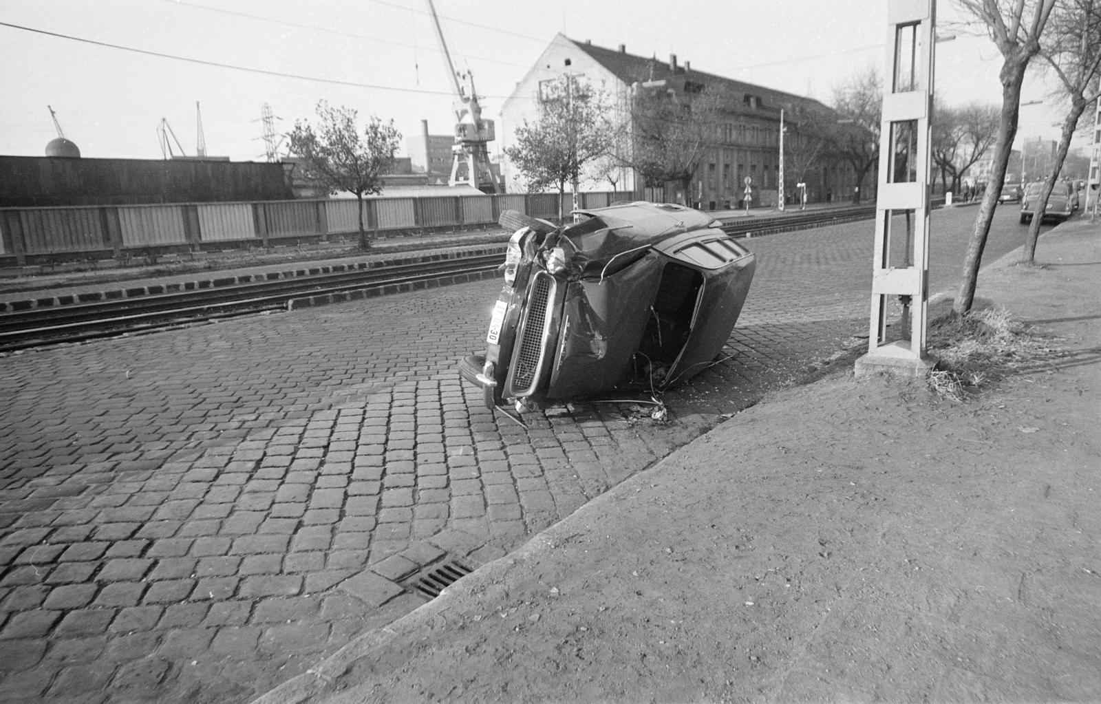 Hungary, Budapest XIII., Váci út, a közlekesési baleset hátterében a túloldalon a 178. szám alatt a Magyar Hajó- és Darugyár Daru és Kazán Gyáregysége. A kép forrását kérjük így adja meg: Fortepan / Budapest Főváros Levéltára. Levéltári jelzet: HU.BFL.XV.19.c.10, 1971, Budapest Főváros Levéltára / BRFK helyszínelési fényképei, BRFK Hivatala Bűnügyi Technikai Osztály, wreck, accident, Budapest, rails, Fortepan #283868
