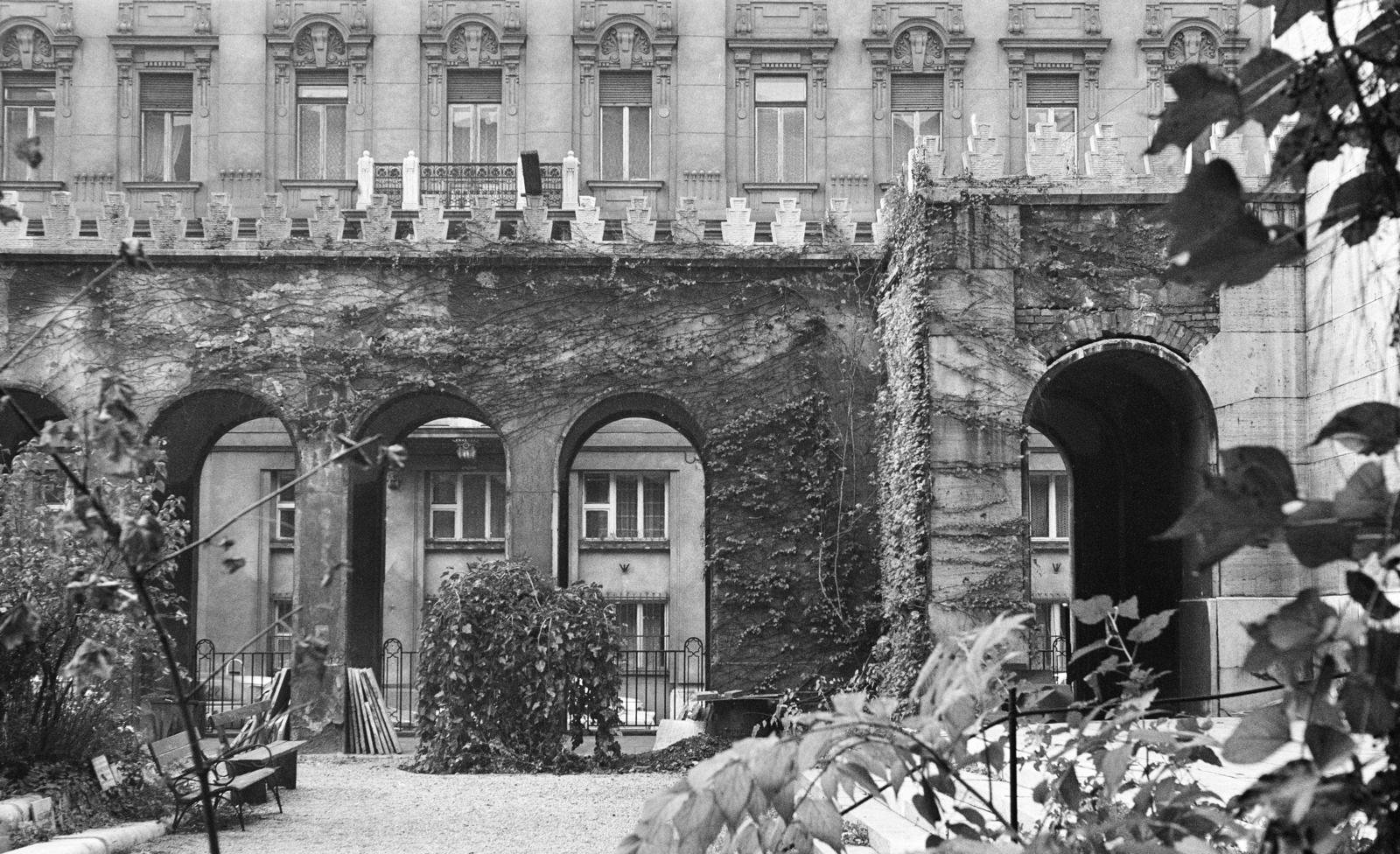 Hungary, Budapest VII., Dohány utcai zsinagóga, Hősök sírkertje, az árkád mögött a Wesselényi utca. A kép forrását kérjük így adja meg: Fortepan / Budapest Főváros Levéltára. Levéltári jelzet: HU.BFL.XV.19.c.10, 1971, Budapest Főváros Levéltára / BRFK helyszínelési fényképei, BRFK Hivatala Bűnügyi Technikai Osztály, Budapest, Fortepan #283887