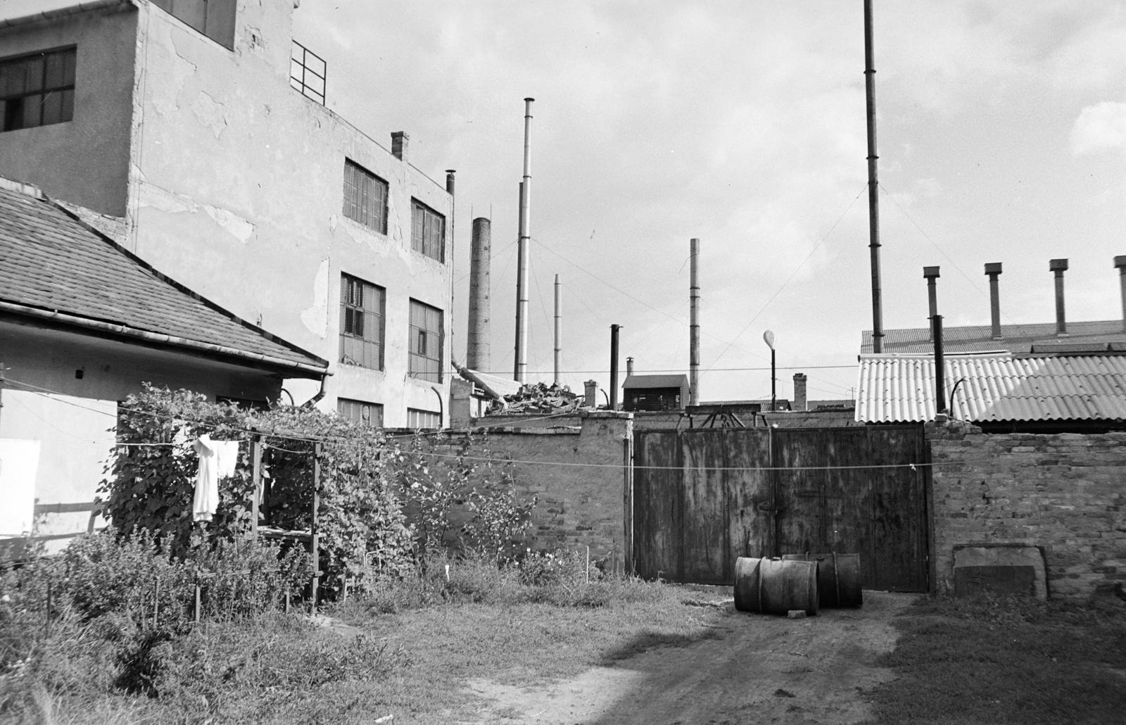 A kép forrását kérjük így adja meg: Fortepan / Budapest Főváros Levéltára. Levéltári jelzet: HU.BFL.XV.19.c.10, 1971, Budapest Főváros Levéltára / BRFK helyszínelési fényképei, BRFK Hivatala Bűnügyi Technikai Osztály, Best of, gyártelep, udvar, gyárkémény, hordó, Fortepan #283893
