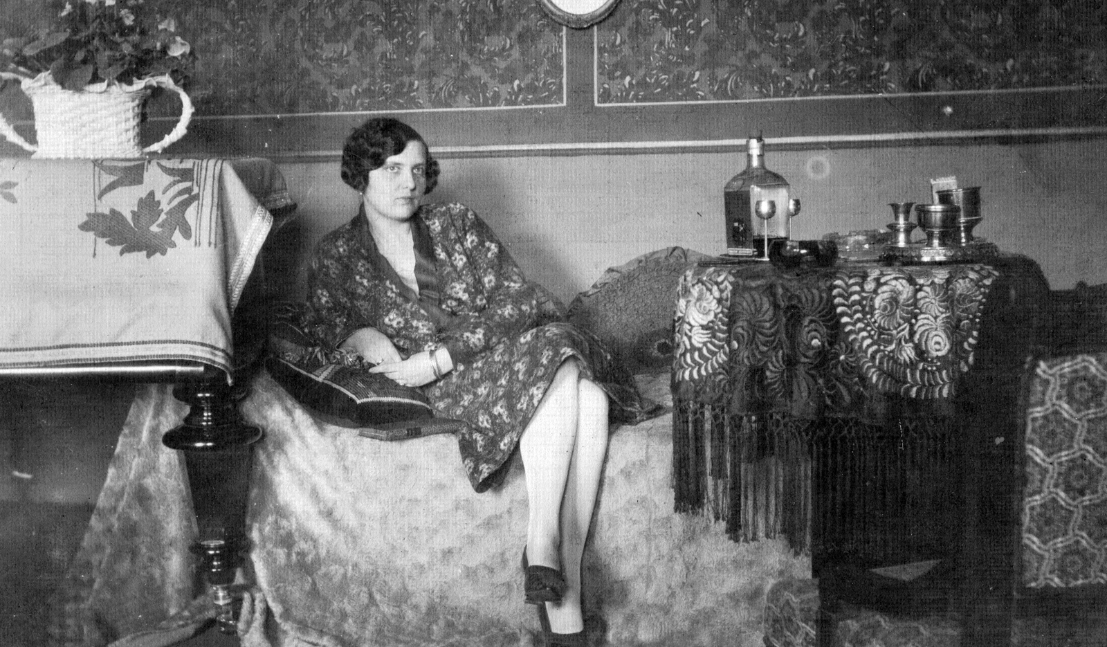 Hungary, Sárvár, 1928, Saly Noémi, portrait, flower, interior, piano, woman, negligee, prop up on elbows, leg over leg, wallpaper, handcraft, embroidery, Fortepan #28391