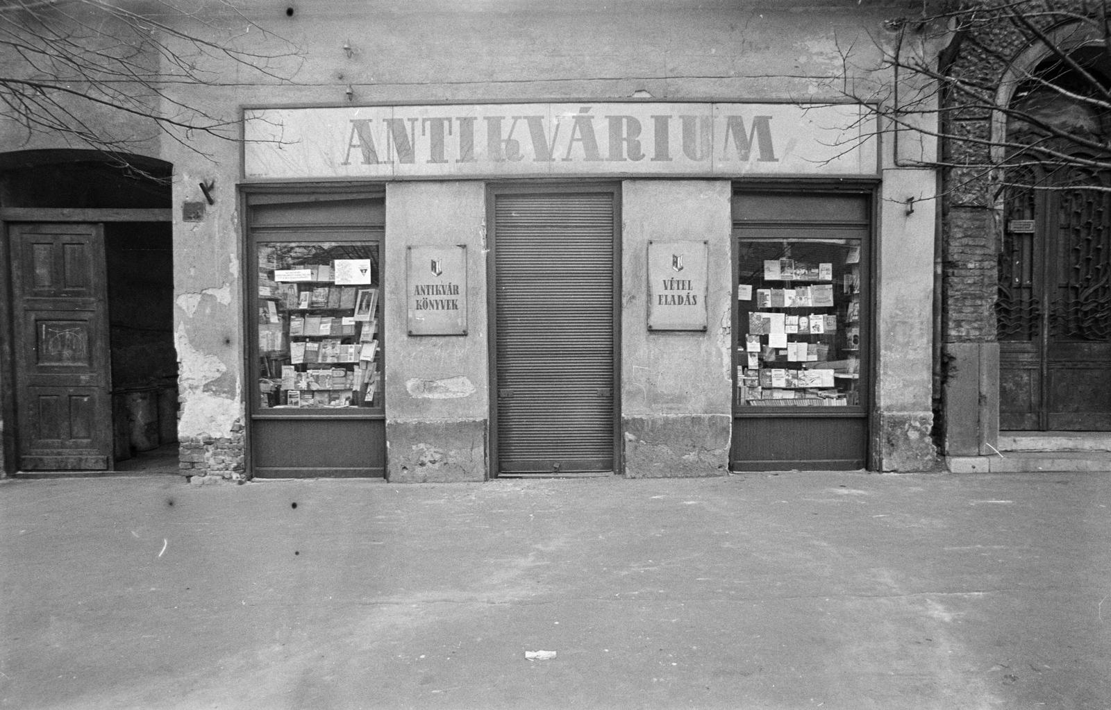 Hungary, Budapest IV., Árpád út 23., Antikvárium. A kép forrását kérjük így adja meg: Fortepan / Budapest Főváros Levéltára. Levéltári jelzet: HU.BFL.XV.19.c.10, 1971, Budapest Főváros Levéltára / BRFK helyszínelési fényképei, BRFK Hivatala Bűnügyi Technikai Osztály, Show window, antiquarian bookstore, shutter, Budapest, Fortepan #283910