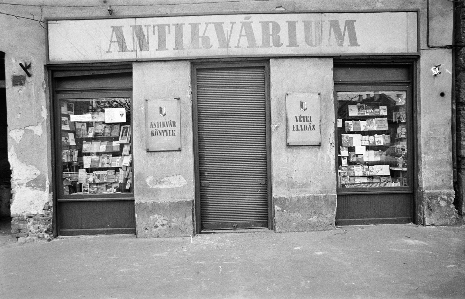 Magyarország, Budapest IV., Árpád út 23., az Állami Könyvterjesztő Vállalat antikváriuma. A kép forrását kérjük így adja meg: Fortepan / Budapest Főváros Levéltára. Levéltári jelzet: HU.BFL.XV.19.c.10, 1971, Budapest Főváros Levéltára / BRFK helyszínelési fényképei, BRFK Hivatala Bűnügyi Technikai Osztály, kirakat, antikvárium, redőny, könyvesbolt, Budapest, Fortepan #283911