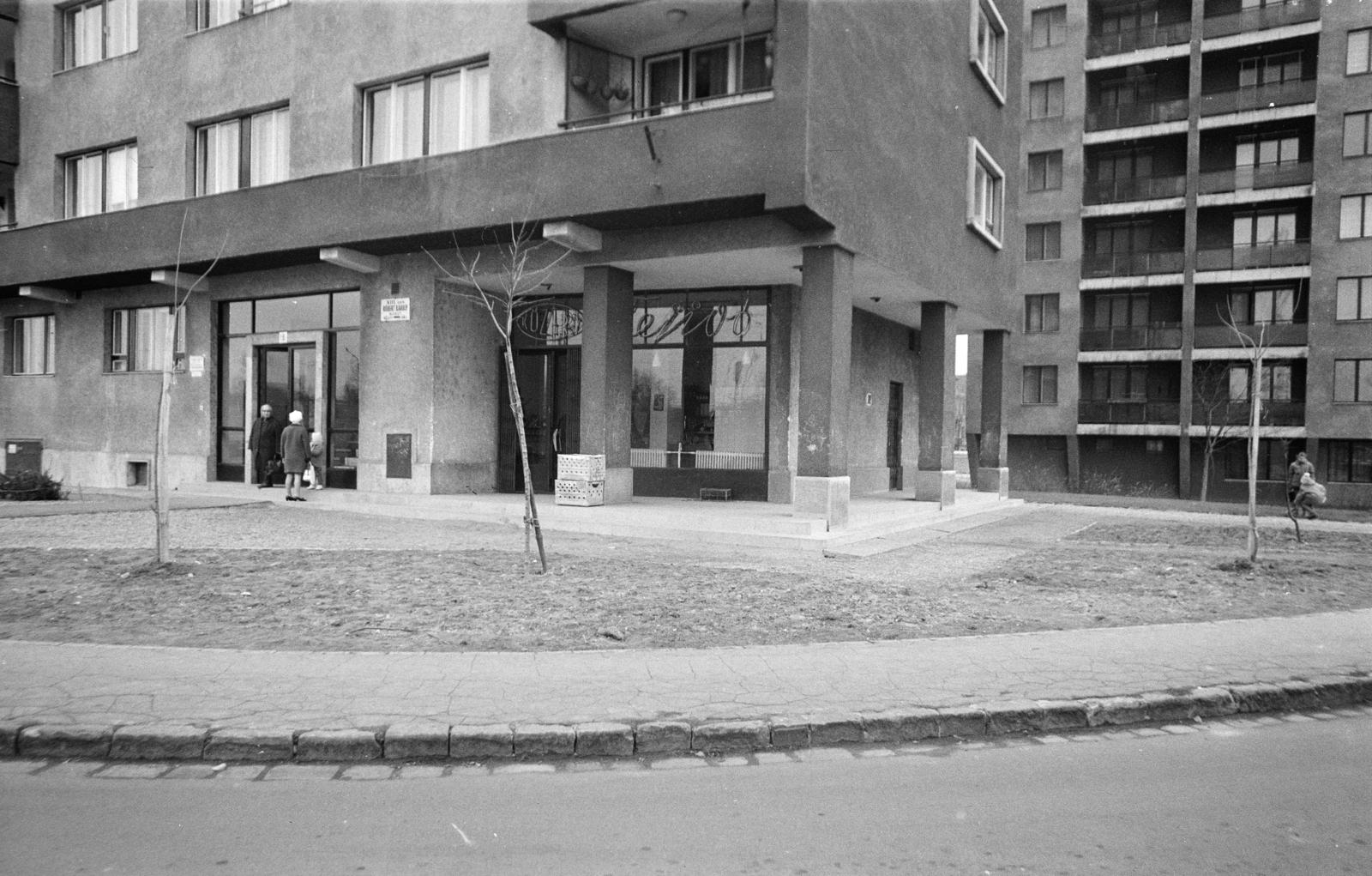 Hungary, Budapest XIII., Róbert Károly körút 18/c, KÖZÉRT Tejivó. Jobbra a háttérben az Esztergomi út 56. számú ház. A kép forrását kérjük így adja meg: Fortepan / Budapest Főváros Levéltára. Levéltári jelzet: HU.BFL.XV.19.c.10, 1971, Budapest Főváros Levéltára / BRFK helyszínelési fényképei, BRFK Hivatala Bűnügyi Technikai Osztály, Budapest, Közért Company, milk bar, blocks, Fortepan #283920