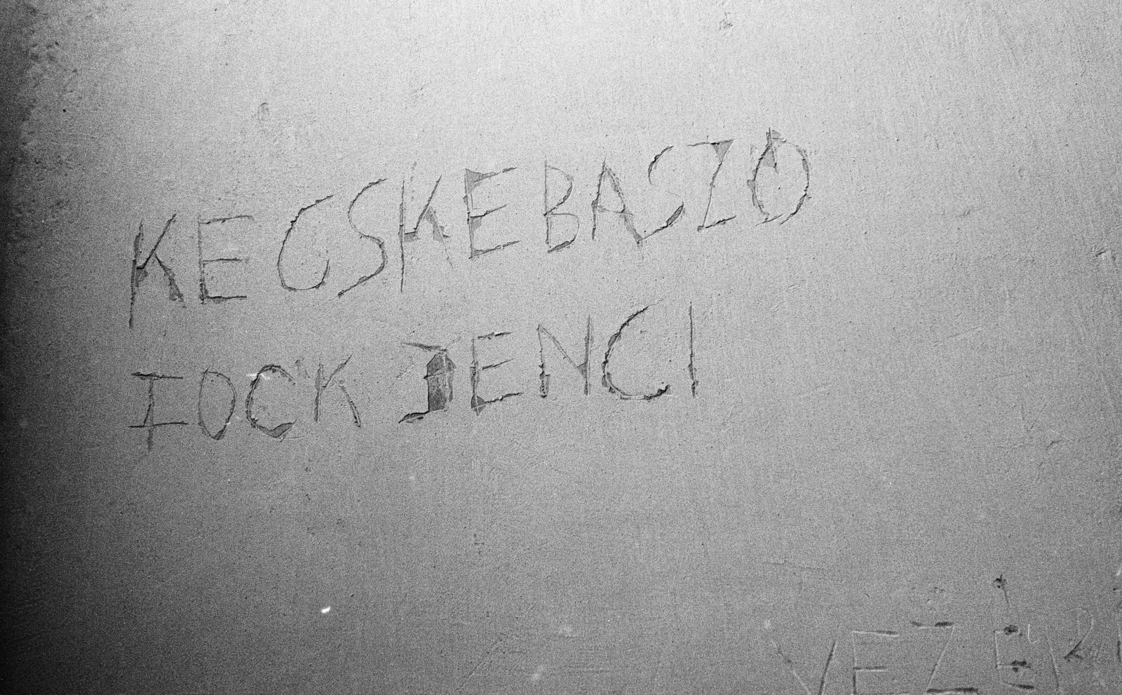 A kép forrását kérjük így adja meg: Fortepan / Budapest Főváros Levéltára. Levéltári jelzet: HU.BFL.XV.19.c.10, 1971, Budapest Főváros Levéltára / BRFK helyszínelési fényképei, BRFK Hivatala Bűnügyi Technikai Osztály, felirat, graffiti, falfirka, Fortepan #283923