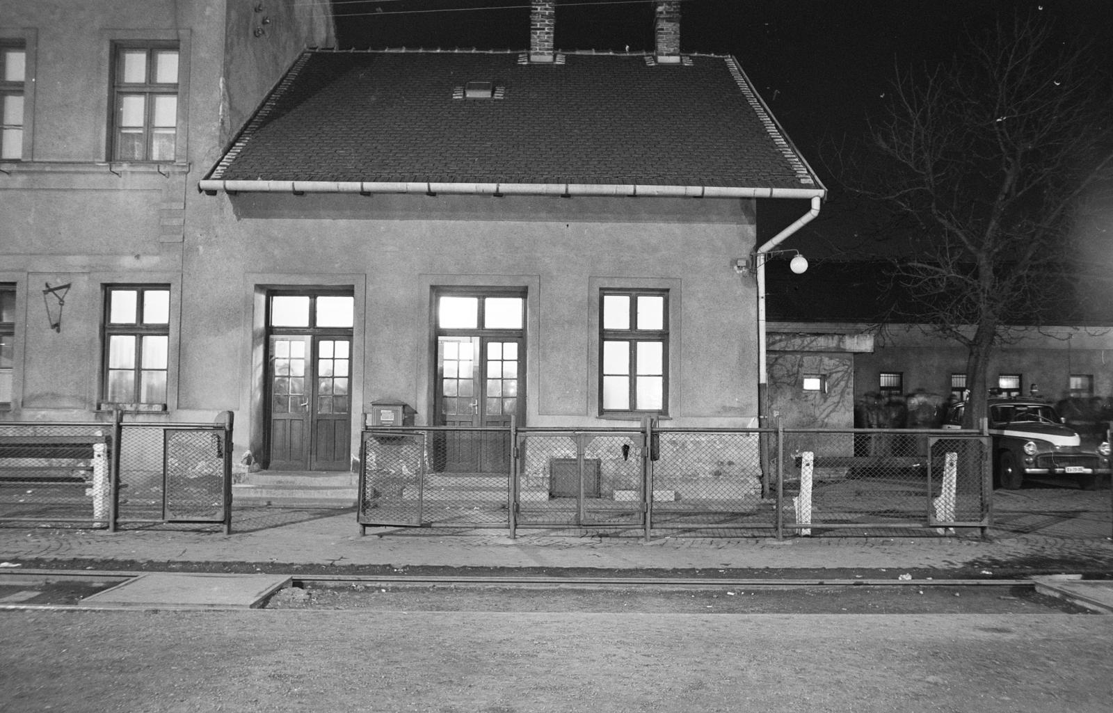 Hungary, Budapest XIX., Kispest vasútállomás, háttérben jobbra a Liszt Ferenc utca melletti épület látható. A kép forrását kérjük így adja meg: Fortepan / Budapest Főváros Levéltára. Levéltári jelzet: HU.BFL.XV.19.c.10, 1971, Budapest Főváros Levéltára / BRFK helyszínelési fényképei, BRFK Hivatala Bűnügyi Technikai Osztály, train station, Budapest, letter box, Fortepan #283927
