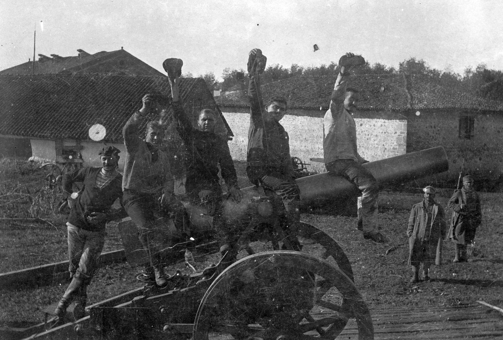 Serbia, Kladovo, 1915, Saly Noémi, First World War, village, uniform, tableau, men, cannon, weapon, soldier, posture, artillery, sitting on a cannon, Fortepan #28393