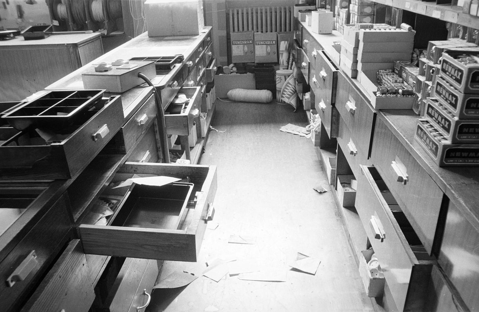 A kép forrását kérjük így adja meg: Fortepan / Budapest Főváros Levéltára. Levéltári jelzet: HU.BFL.XV.19.c.10, 1971, Budapest Főváros Levéltára / BRFK helyszínelési fényképei, BRFK Hivatala Bűnügyi Technikai Osztály, Best of, drawer, warehouse, battery, Fortepan #283949