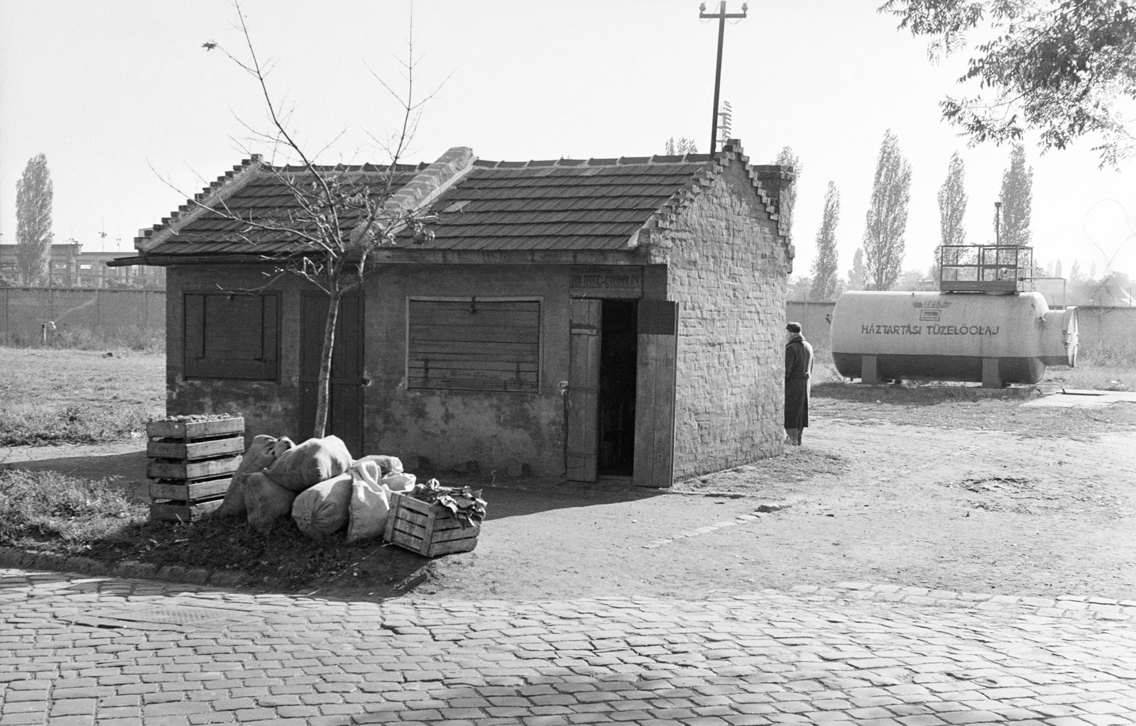 A kép forrását kérjük így adja meg: Fortepan / Budapest Főváros Levéltára. Levéltári jelzet: HU.BFL.XV.19.c.10, 1971, Budapest Főváros Levéltára / BRFK helyszínelési fényképei, BRFK Hivatala Bűnügyi Technikai Osztály, Best of, rekesz, épület, zsák, láda, tartály, zöldséges, Fortepan #283965