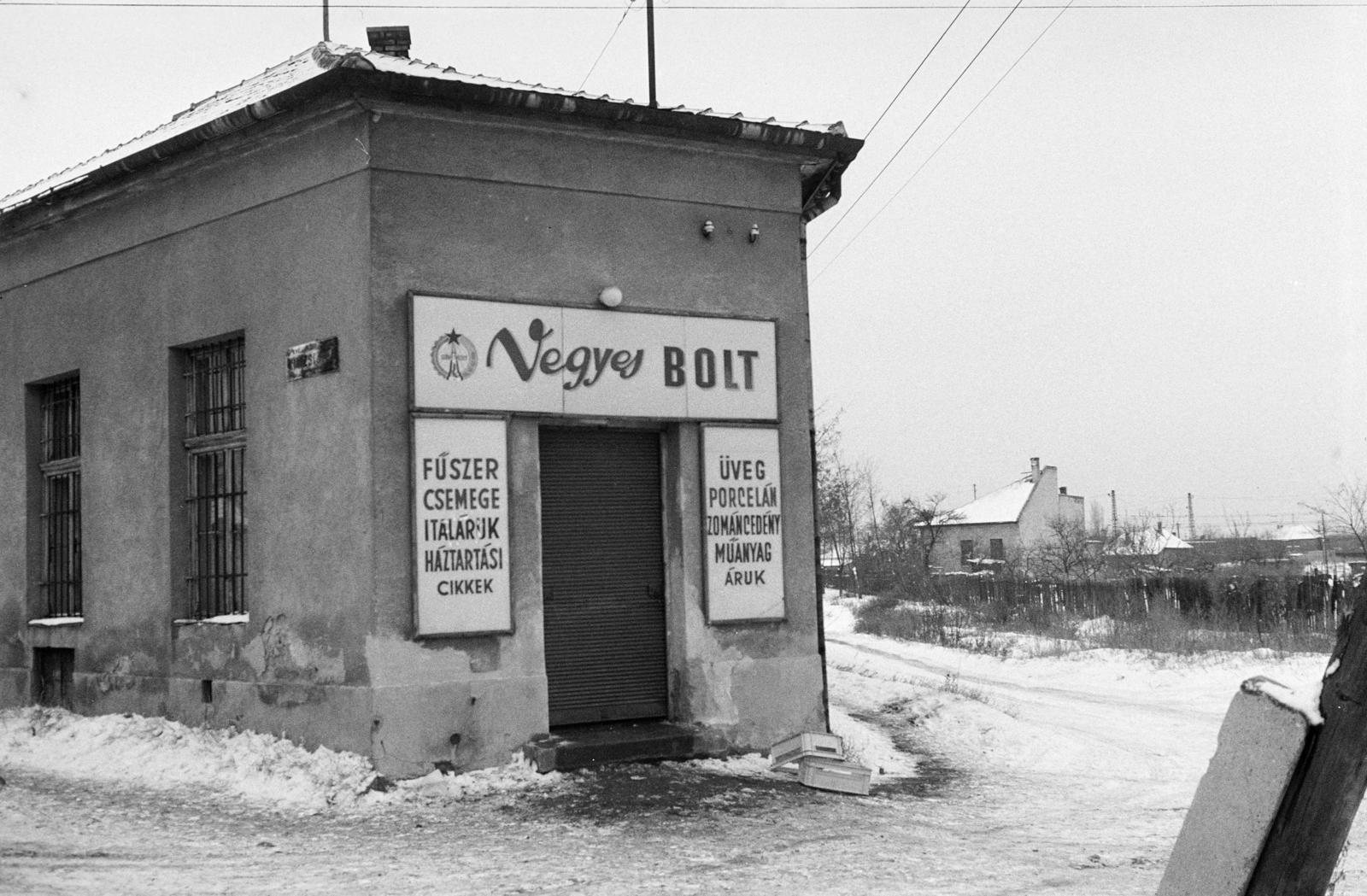 Hungary, Budapest XVI.,Budapest XIV., a Kinizsi Pál utca sarkán látható vegyes bolt jobb oldala Körvasútsor, az utca másik oldalán jobbra lévő kerítéstől már Vazul utca néven szerepel a terület. A kép forrását kérjük így adja meg: Fortepan / Budapest Főváros Levéltára. Levéltári jelzet: HU.BFL.XV.19.c.10, 1971, Budapest Főváros Levéltára / BRFK helyszínelési fényképei, BRFK Hivatala Bűnügyi Technikai Osztály, hardware store, Budapest, Fortepan #283971