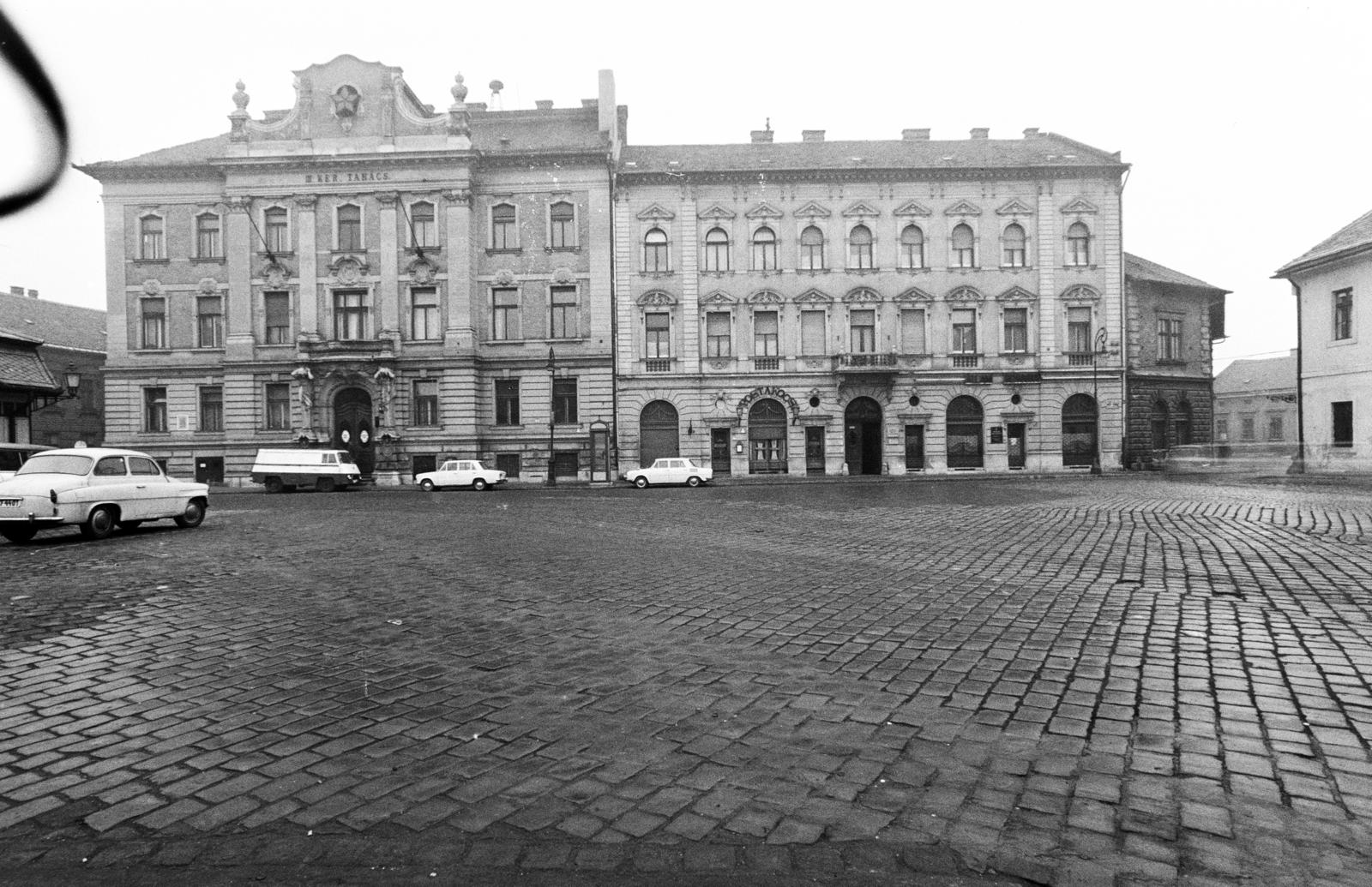 Magyarország, Óbuda, Budapest III., Fő tér, balra a Harrer Pál utca sarok, ettől jobbra a Tanácsháza (később Polgármesteri Hivatal), mellette a Postakocsi étterem. A kép jobb szélén a Zichy-kastély épületének sarka. A kép forrását kérjük így adja meg: Fortepan / Budapest Főváros Levéltára. Levéltári jelzet: HU.BFL.XV.19.c.10, 1971, Budapest Főváros Levéltára / BRFK helyszínelési fényképei, BRFK Hivatala Bűnügyi Technikai Osztály, Budapest, Fortepan #283979