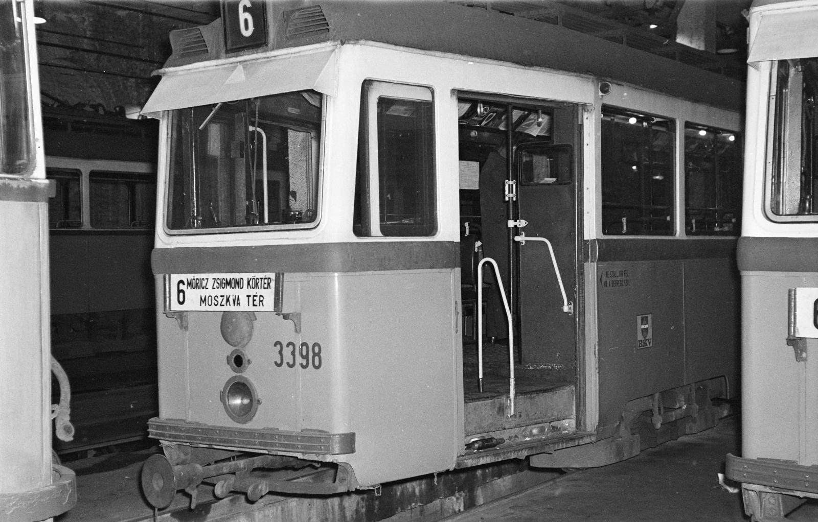 A kép forrását kérjük így adja meg: Fortepan / Budapest Főváros Levéltára. Levéltári jelzet: HU.BFL.XV.19.c.10, 1971, Budapest Főváros Levéltára / BRFK helyszínelési fényképei, BRFK Hivatala Bűnügyi Technikai Osztály, tram, destination sign, public transport line number, Ganz UV tramway, Fortepan #283981