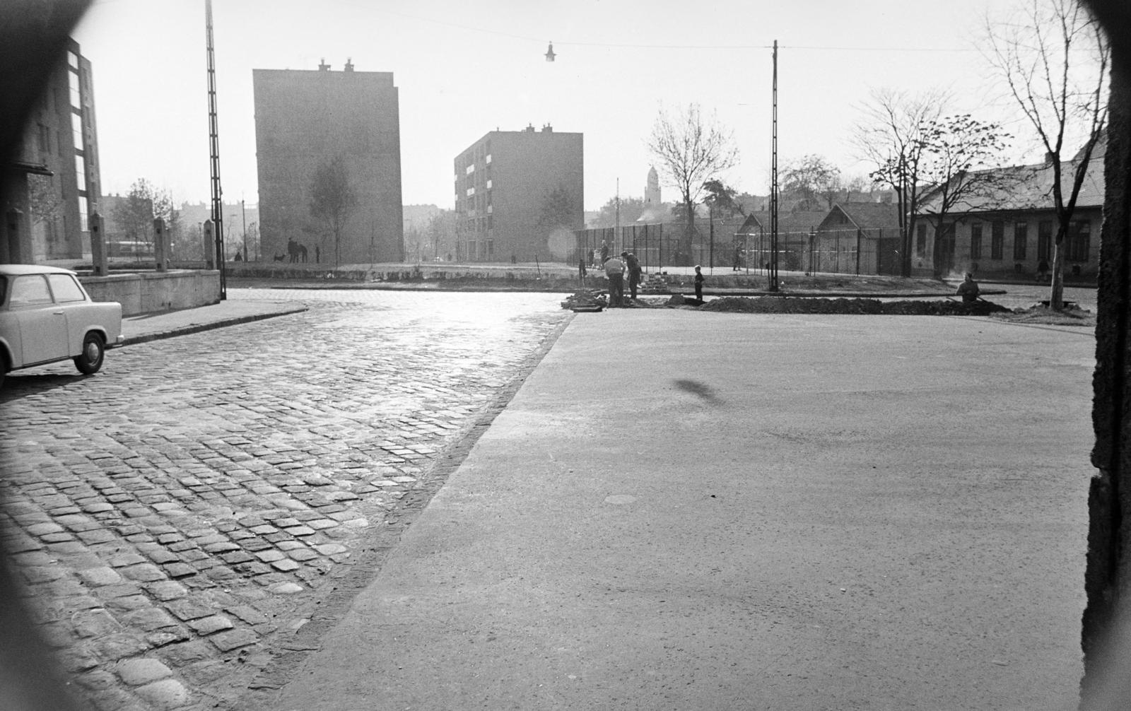 Hungary, Budapest IX., Mihálkovics utca, szemben a Tűzoltó utca - Haller utca (Hámán Kató út) közötti házak láthatók. Távolban a Páli Szent Vince-templom tornya látható. A kép forrását kérjük így adja meg: Fortepan / Budapest Főváros Levéltára. Levéltári jelzet: HU.BFL.XV.19.c.10, 1971, Budapest Főváros Levéltára / BRFK helyszínelési fényképei, BRFK Hivatala Bűnügyi Technikai Osztály, Budapest, Fortepan #283988