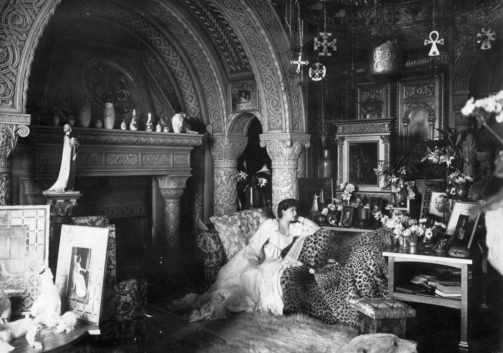 Románia, Bukarest, Bulevardul Geniului 1., Cotroceni-palota, királyi rezidencia, Mária román királyné. Ma Cotroceni Nemzeti Múzeum (Muzeul Naţional Cotroceni)., 1920, Saly Noémi, szalon, bútor, enteriőr, falikép, kandalló, kereszt_jelkép, állatbőr, ikon, Fortepan #28399