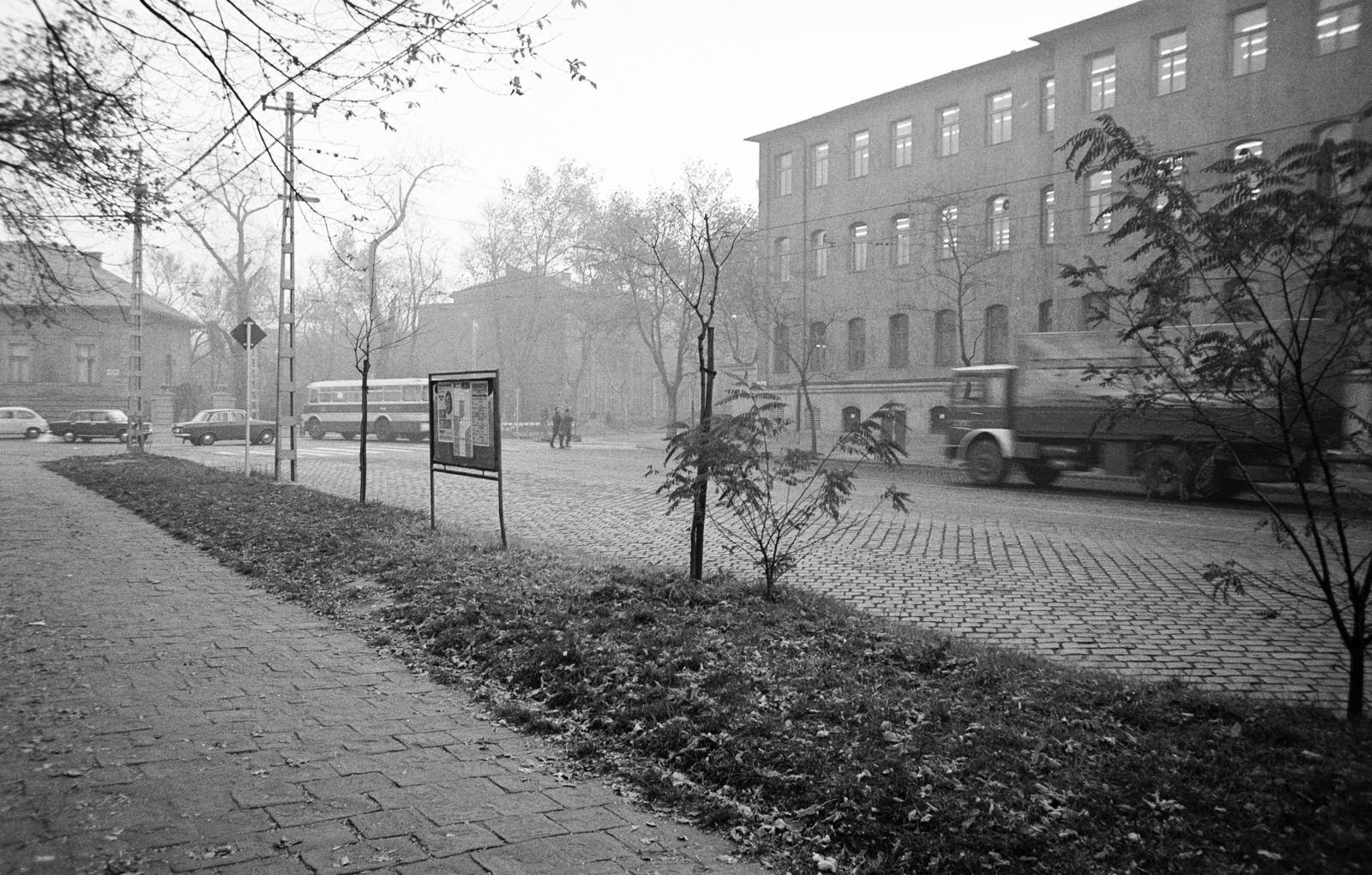 Hungary, Budapest VIII., Orczy (Mező Imre) út, jobbra a Május 1 Ruhagyár. Szemben az Elnök utca torkolata. A kép forrását kérjük így adja meg: Fortepan / Budapest Főváros Levéltára. Levéltári jelzet: HU.BFL.XV.19.c.10, 1971, Budapest Főváros Levéltára / BRFK helyszínelési fényképei, BRFK Hivatala Bűnügyi Technikai Osztály, Budapest, traffic, Fortepan #283997