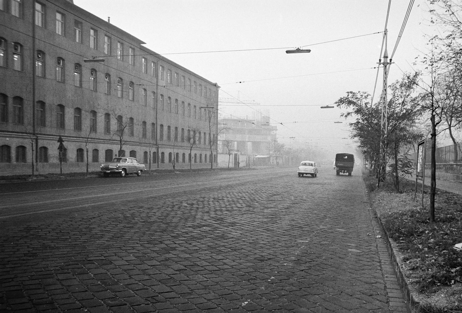 Hungary, Budapest VIII., Orczy (Mező Imre) út, balra a Május 1 Ruhagyár. Szemben az épülő SOTE (később Semmelweis Egyetem) Elméleti Tömbje. A kép forrását kérjük így adja meg: Fortepan / Budapest Főváros Levéltára. Levéltári jelzet: HU.BFL.XV.19.c.10, 1971, Budapest Főváros Levéltára / BRFK helyszínelési fényképei, BRFK Hivatala Bűnügyi Technikai Osztály, Budapest, M21 Wolga, Fortepan #284000