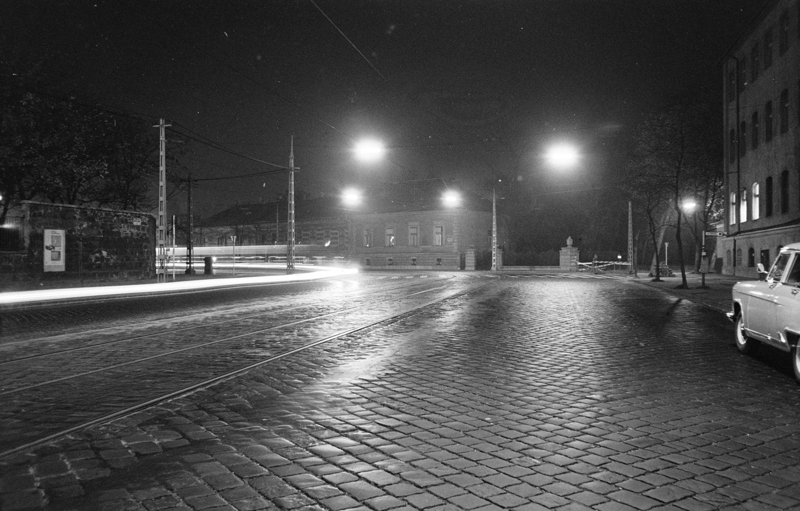 Hungary, Budapest VIII., Orczy (Mező Imre) út, a felvétel Május 1 Ruhagyár előtt készült. Szemben jobbra az Elnök utca torkolata. A kép forrását kérjük így adja meg: Fortepan / Budapest Főváros Levéltára. Levéltári jelzet: HU.BFL.XV.19.c.10, 1971, Budapest Főváros Levéltára / BRFK helyszínelési fényképei, BRFK Hivatala Bűnügyi Technikai Osztály, Budapest, Fortepan #284002