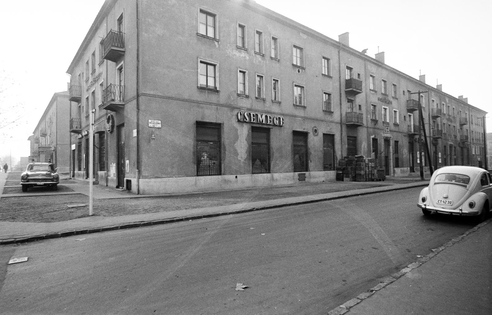 Magyarország, Budapest XIII., Gyöngyösi utca - Vőlegény utca sarok, Csemege üzlet. A kép forrását kérjük így adja meg: Fortepan / Budapest Főváros Levéltára. Levéltári jelzet: HU.BFL.XV.19.c.10, 1971, Budapest Főváros Levéltára / BRFK helyszínelési fényképei, BRFK Hivatala Bűnügyi Technikai Osztály, rendszám, élelmiszerbolt, Budapest, Volkswagen Bogár, Fortepan #284026