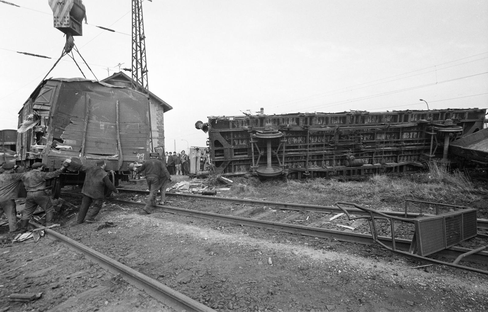 A kép forrását kérjük így adja meg: Fortepan / Budapest Főváros Levéltára. Levéltári jelzet: HU.BFL.XV.19.c.10, 1971, Budapest Főváros Levéltára / BRFK helyszínelési fényképei, BRFK Hivatala Bűnügyi Technikai Osztály, accident, rails, railway, Fortepan #284033