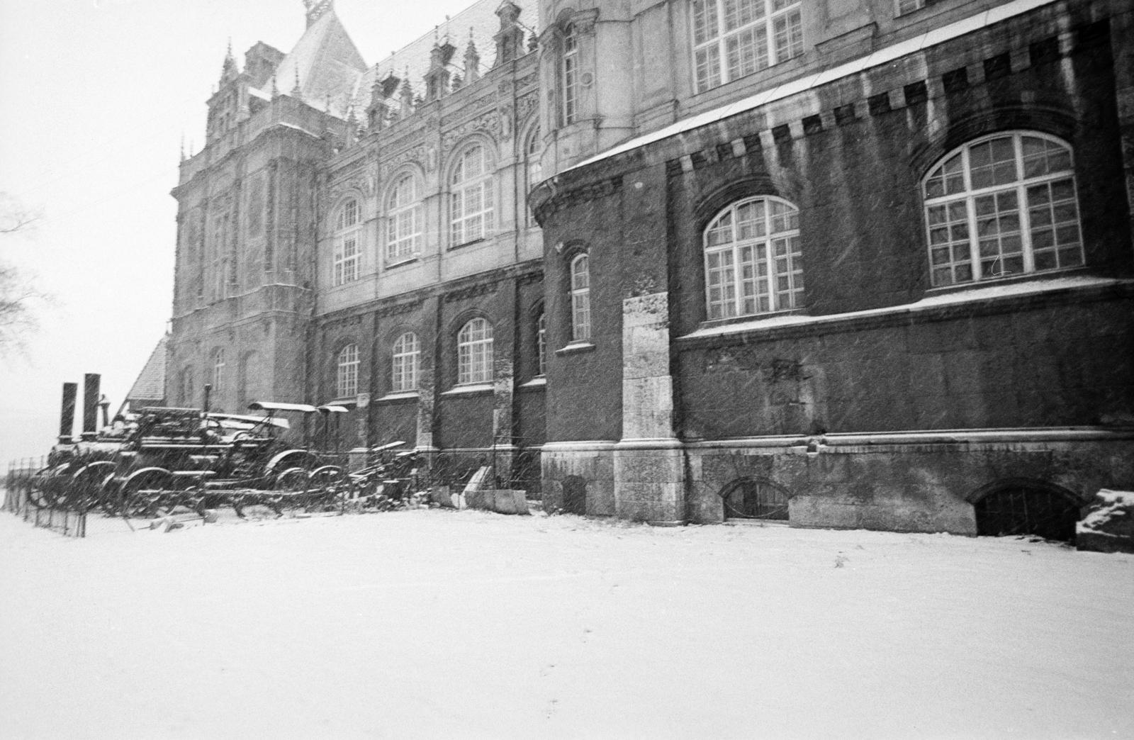 Hungary, Budapest XIV., Vajdahunyad vára. A kép forrását kérjük így adja meg: Fortepan / Budapest Főváros Levéltára. Levéltári jelzet: HU.BFL.XV.19.c.10, 1971, Budapest Főváros Levéltára / BRFK helyszínelési fényképei, BRFK Hivatala Bűnügyi Technikai Osztály, Budapest, Fortepan #284051