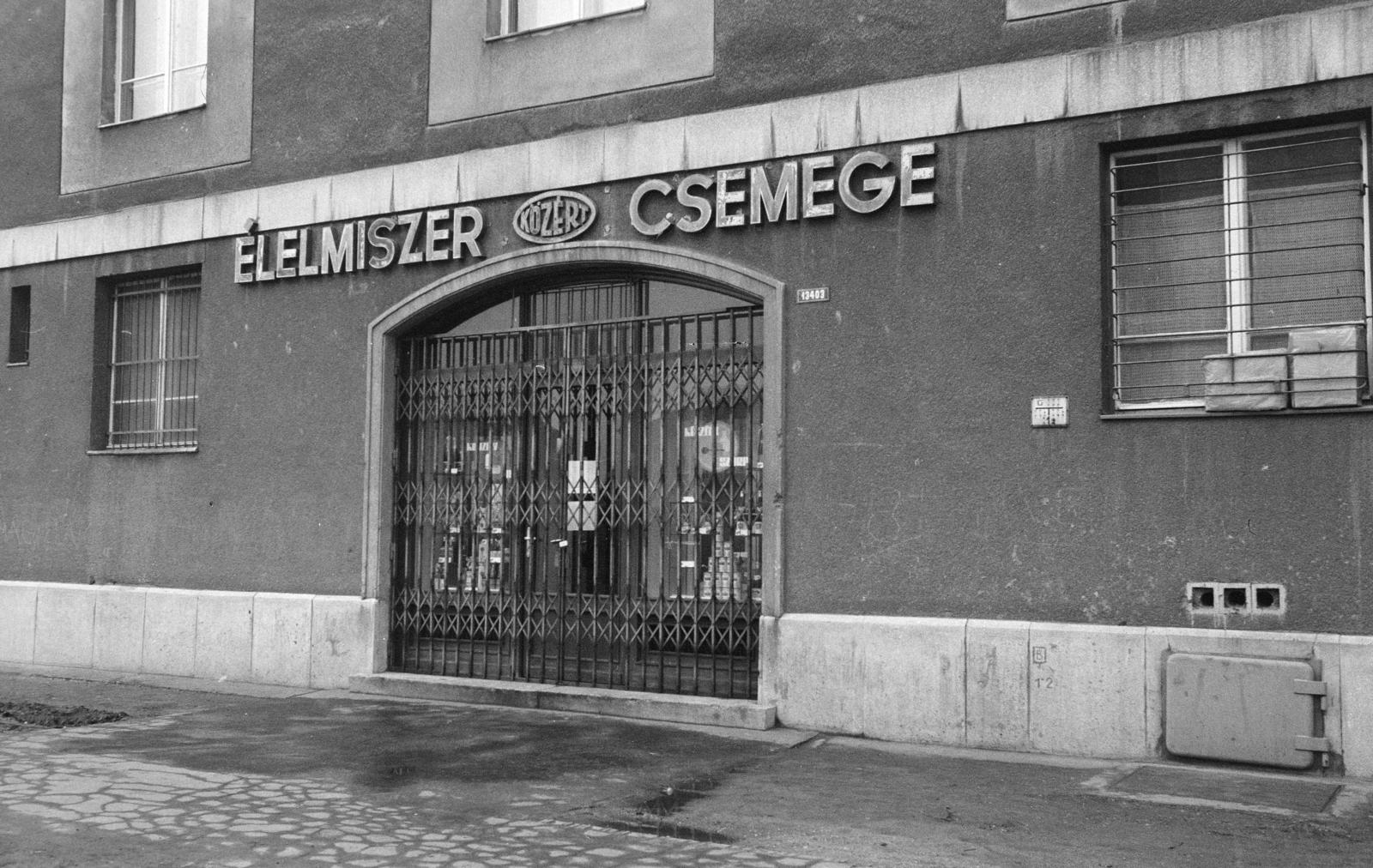 Hungary, Budapest XIII., Madarász Viktor utca 1/c, KÖZÉRT élemiszer-csemegeüzlet. A kép forrását kérjük így adja meg: Fortepan / Budapest Főváros Levéltára. Levéltári jelzet: HU.BFL.XV.19.c.10, 1971, Budapest Főváros Levéltára / BRFK helyszínelési fényképei, BRFK Hivatala Bűnügyi Technikai Osztály, grocery store, Budapest, Fortepan #284071