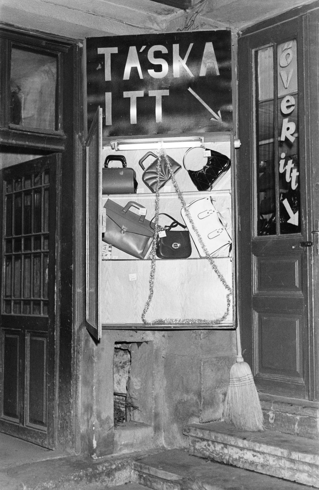 A kép forrását kérjük így adja meg: Fortepan / Budapest Főváros Levéltára. Levéltári jelzet: HU.BFL.XV.19.c.10, 1971, Budapest Főváros Levéltára / BRFK helyszínelési fényképei, BRFK Hivatala Bűnügyi Technikai Osztály, retikül, kisiparos, tipográfia, Fortepan #284100