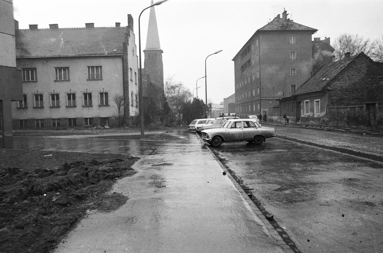 Magyarország, Óbuda, Budapest III., Dévai Bíró Mátyás tér, szemben az evangélikus templom a Pacsirtamező (Korvin Ottó) utcánál. A kép forrását kérjük így adja meg: Fortepan / Budapest Főváros Levéltára. Levéltári jelzet: HU.BFL.XV.19.c.10, 1971, Budapest Főváros Levéltára / BRFK helyszínelési fényképei, BRFK Hivatala Bűnügyi Technikai Osztály, Moszkvics 412, Budapest, Fortepan #284102