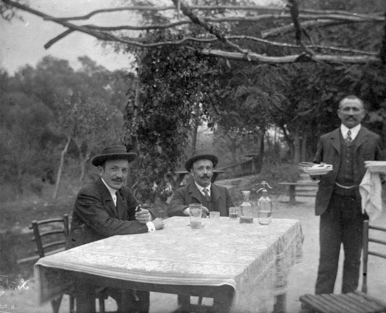 1933, Saly Noémi, meal, tableau, men, drinking, soda water bottle, decanter, Fortepan #28415