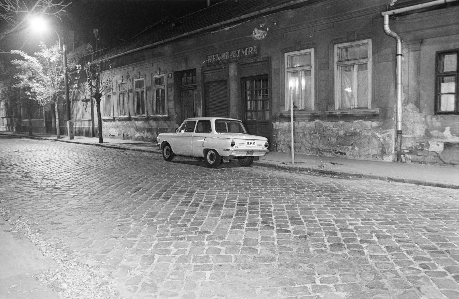 Magyarország, Budapest IV., Lőrinc (Komját Aladár) utca, szemben a 61-es számú ház. A kép forrását kérjük így adja meg: Fortepan / Budapest Főváros Levéltára. Levéltári jelzet: HU.BFL.XV.19.c.10, 1971, Budapest Főváros Levéltára / BRFK helyszínelési fényképei, BRFK Hivatala Bűnügyi Technikai Osztály, rendszám, Zaporozsec-márka, Budapest, Fortepan #284168