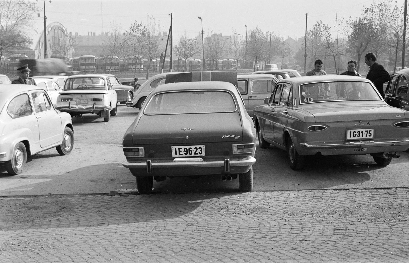 Magyarország, Budapest XI., Hamzsabégi út 60., az Ál­lami Biztosító Budapesti Gépjárműkárrendezési Központ kárfelvevő helye. Háttérben a Kelenföldi buszgarázs. A kép forrását kérjük így adja meg: Fortepan / Budapest Főváros Levéltára. Levéltári jelzet: HU.BFL.XV.19.c.10, 1971, Budapest Főváros Levéltára / BRFK helyszínelési fényképei, BRFK Hivatala Bűnügyi Technikai Osztály, rendszám, Opel Kadett B, Ford Taunus P5, Budapest, Fortepan #284178