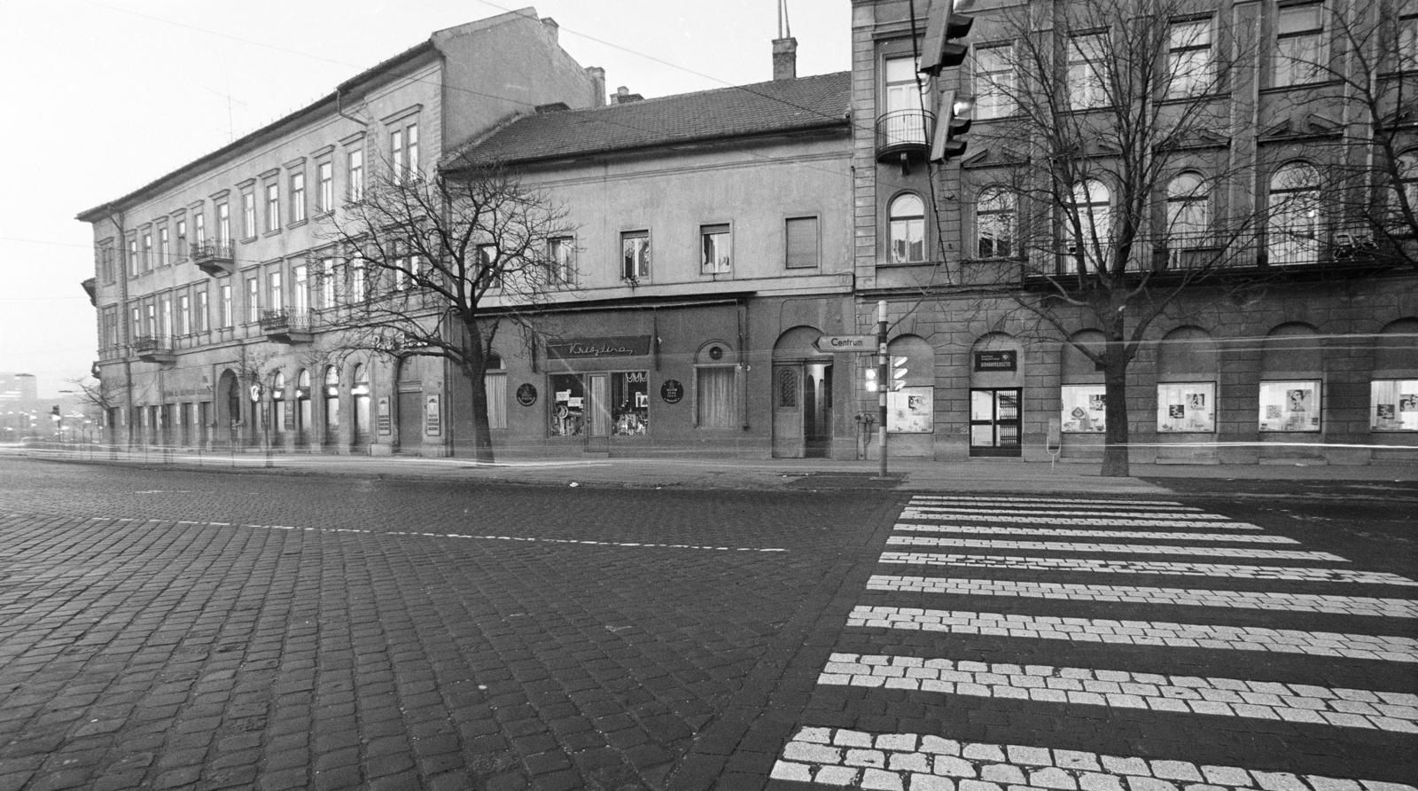 Hungary, Budapest XII., Krisztina körút, középen a 21. számú házban a Krisztina zenés, táncos eszpresszó és drinkbár. A kép forrását kérjük így adja meg: Fortepan / Budapest Főváros Levéltára. Levéltári jelzet: HU.BFL.XV.19.c.10, 1971, Budapest Főváros Levéltára / BRFK helyszínelési fényképei, BRFK Hivatala Bűnügyi Technikai Osztály, Budapest, Fortepan #284180