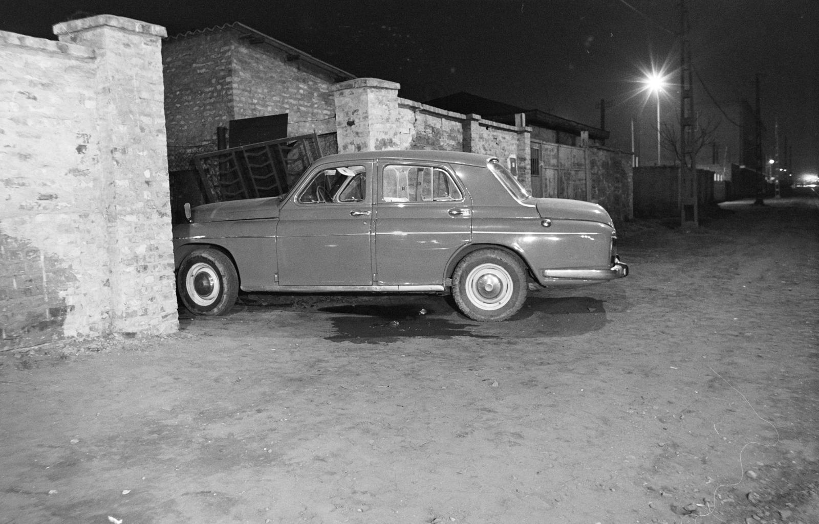 Hungary, Budapest IX., Gubacsi út a Szabadkai út felé nézve, , a Warszawa 223 típusú személygépkocsi a Gubacsi út 26. számú ház kapujában áll. A kép forrását kérjük így adja meg: Fortepan / Budapest Főváros Levéltára. Levéltári jelzet: HU.BFL.XV.19.c.10, 1971, Budapest Főváros Levéltára / BRFK helyszínelési fényképei, BRFK Hivatala Bűnügyi Technikai Osztály, Budapest, Fortepan #284220