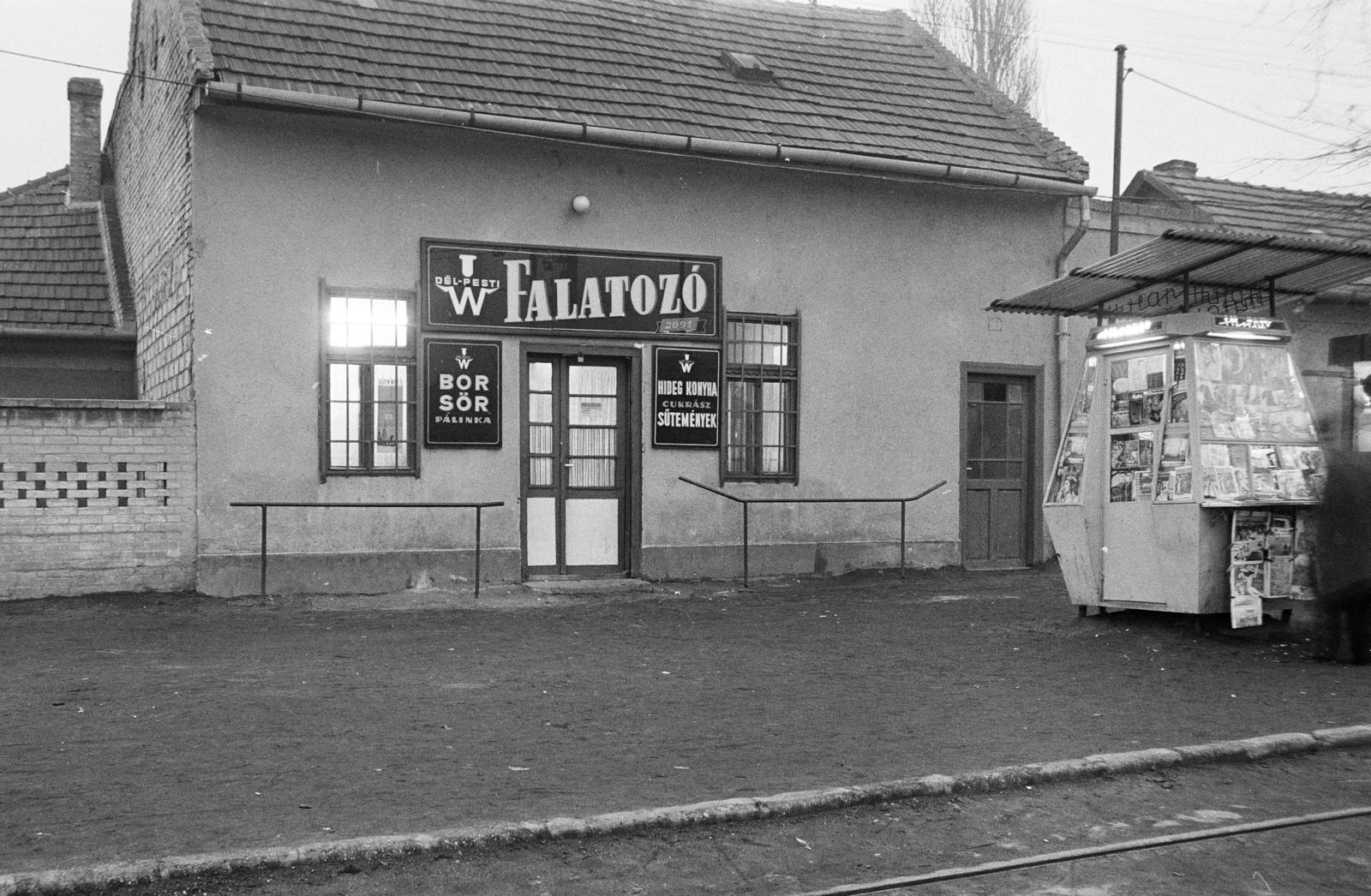 Hungary, Budapest XX., Előd utca, falatozó és hírlapárus pavilon a 31-es villamos végállomásánál. A kép forrását kérjük így adja meg: Fortepan / Budapest Főváros Levéltára. Levéltári jelzet: HU.BFL.XV.19.c.10, 1971, Budapest Főváros Levéltára / BRFK helyszínelési fényképei, BRFK Hivatala Bűnügyi Technikai Osztály, newsstand, Budapest, Fortepan #284224