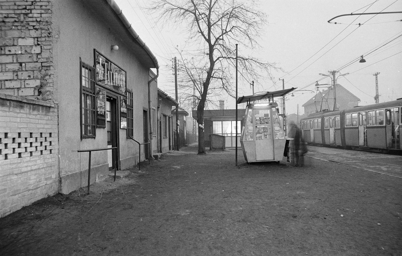 Hungary, Budapest XX., Előd utca, falatozó ás hírlapárus pavilon a 31-es villamos végállomásánál. A kép forrását kérjük így adja meg: Fortepan / Budapest Főváros Levéltára. Levéltári jelzet: HU.BFL.XV.19.c.10, 1971, Budapest Főváros Levéltára / BRFK helyszínelési fényképei, BRFK Hivatala Bűnügyi Technikai Osztály, newsstand, tram, Budapest, Fortepan #284225