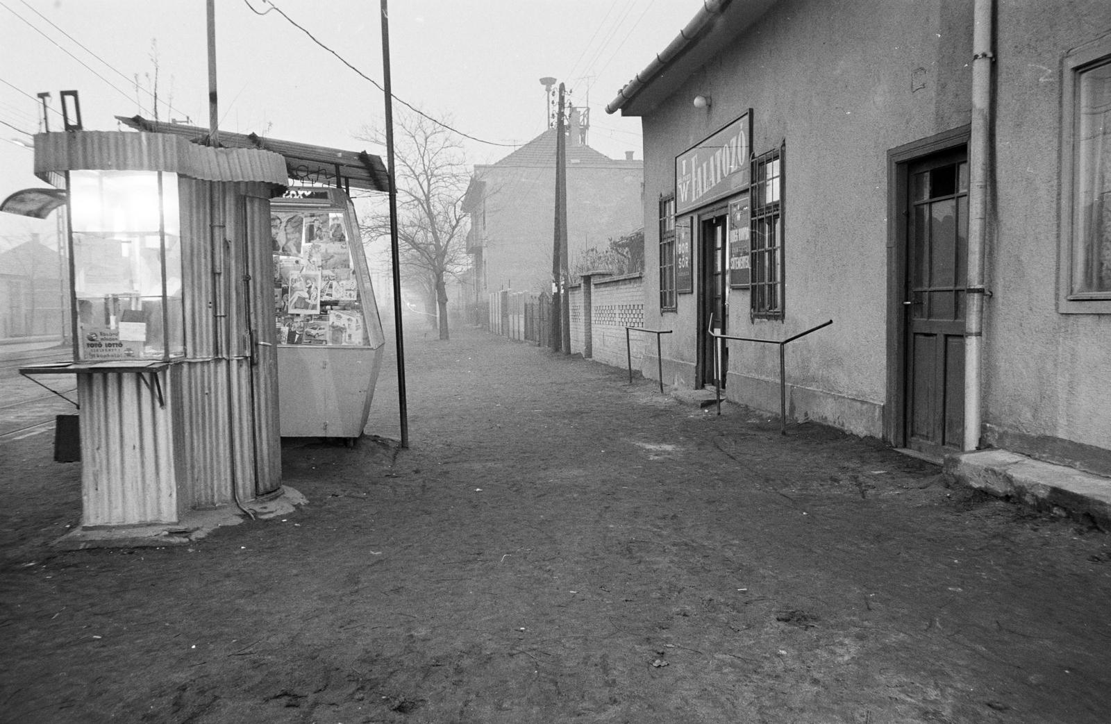 Hungary, Budapest XX., Előd utca, falatozó ás hírlapárus pavilon a 31-es villamos végállomásánál. A kép forrását kérjük így adja meg: Fortepan / Budapest Főváros Levéltára. Levéltári jelzet: HU.BFL.XV.19.c.10, 1971, Budapest Főváros Levéltára / BRFK helyszínelési fényképei, BRFK Hivatala Bűnügyi Technikai Osztály, phone booth, newsstand, Budapest, Fortepan #284226