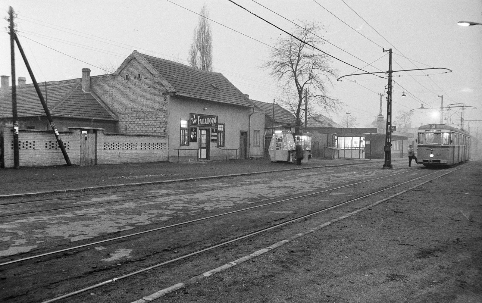 Hungary, Budapest XX., Előd utca, falatozó ás hírlapárus pavilon a 31-es villamos végállomásánál. A kép forrását kérjük így adja meg: Fortepan / Budapest Főváros Levéltára. Levéltári jelzet: HU.BFL.XV.19.c.10, 1971, Budapest Főváros Levéltára / BRFK helyszínelési fényképei, BRFK Hivatala Bűnügyi Technikai Osztály, Best of, rails, buffet, tram, brick fence, Bengali tramway, terminus, Budapest, Fortepan #284227