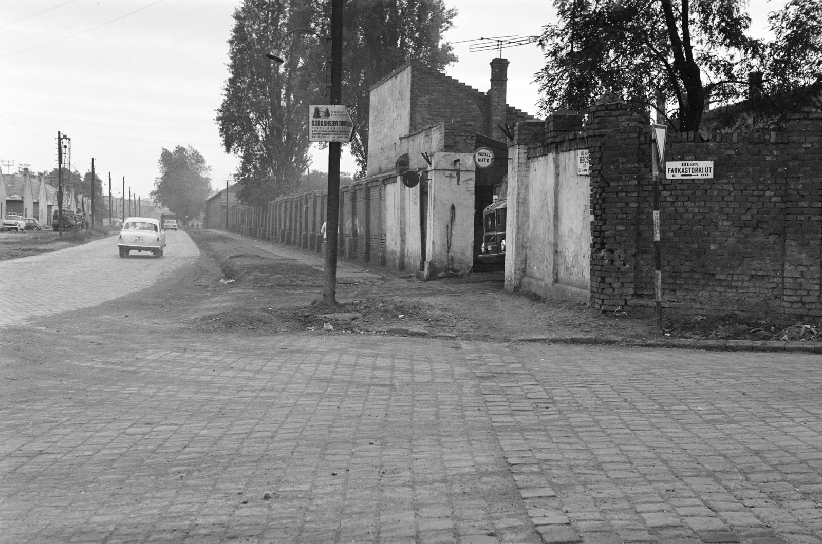 Hungary, Budapest III., Bécsi út, jobbra a Farkastorki út. A kép forrását kérjük így adja meg: Fortepan / Budapest Főváros Levéltára. Levéltári jelzet: HU.BFL.XV.19.c.10, 1971, Budapest Főváros Levéltára / BRFK helyszínelési fényképei, BRFK Hivatala Bűnügyi Technikai Osztály, M21 Wolga, Budapest, Fortepan #284241