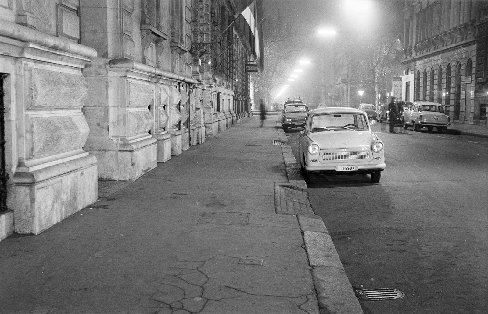 Hungary, Budapest VI., Eötvös utca, a felvétel a 12-es számú ház előtt készült, háttérben az Andrássy út (Népköztársaság útja) kereszteződése látható. A kép forrását kérjük így adja meg: Fortepan / Budapest Főváros Levéltára. Levéltári jelzet: HU.BFL.XV.19.c.10, 1971, Budapest Főváros Levéltára / BRFK helyszínelési fényképei, BRFK Hivatala Bűnügyi Technikai Osztály, number plate, Trabant-brand, Budapest, Fortepan #284247