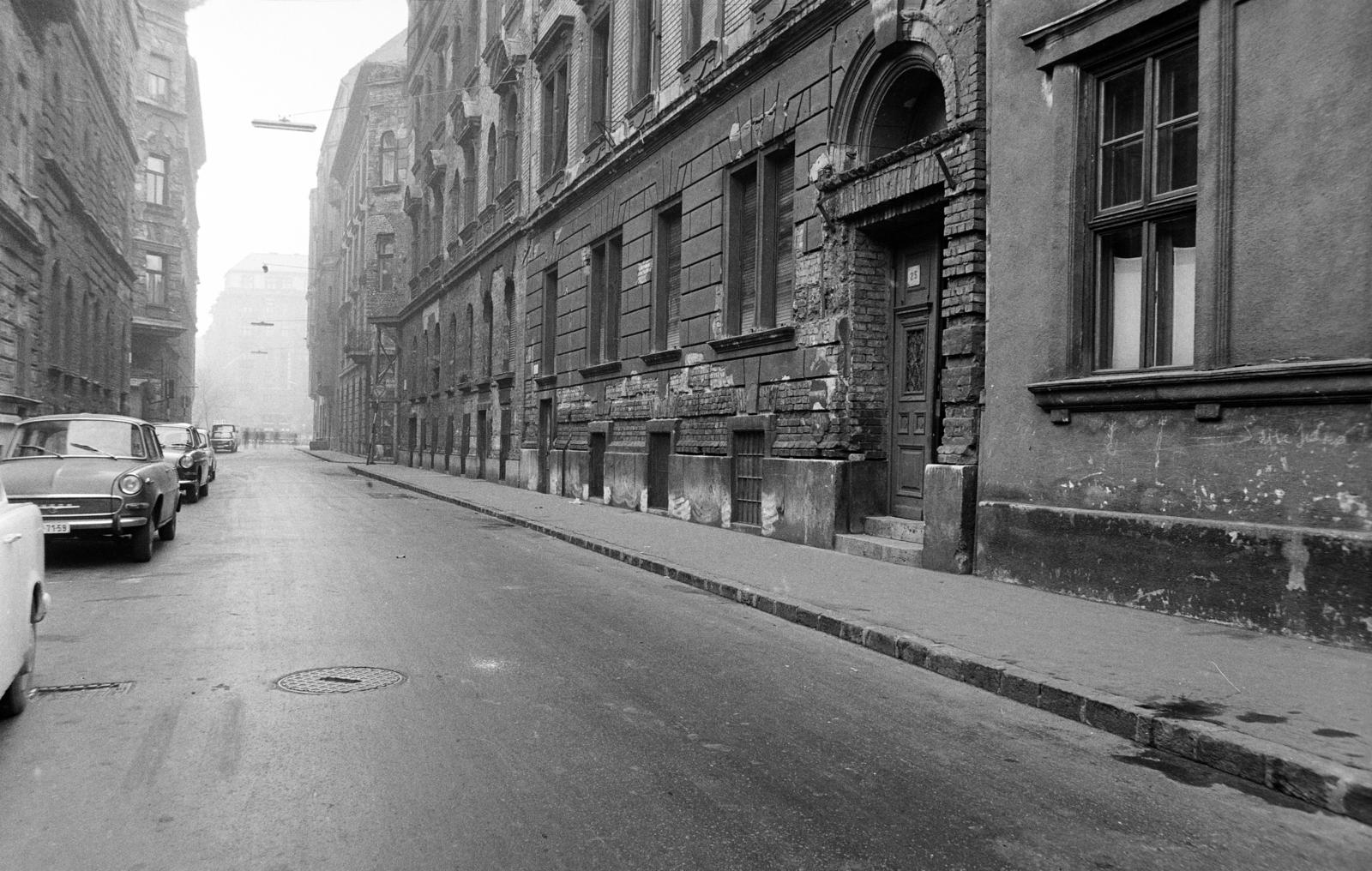 Hungary, Budapest VIII., Bacsó Béla utca, jobbra a 25. számú ház, távolban a Rákóczi tér melletti épület sziluettje látható. A kép forrását kérjük így adja meg: Fortepan / Budapest Főváros Levéltára. Levéltári jelzet: HU.BFL.XV.19.c.10, 1971, Budapest Főváros Levéltára / BRFK helyszínelési fényképei, BRFK Hivatala Bűnügyi Technikai Osztály, Budapest, Fortepan #284272