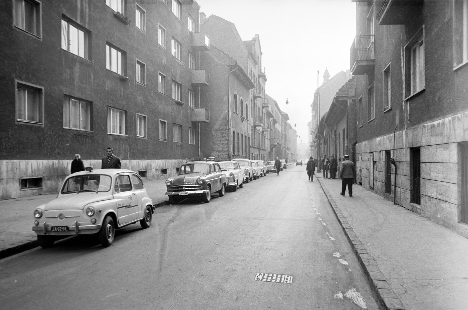 Hungary, Budapest IX., a Bokréta utca az Üllői út felől nézve. A kép forrását kérjük így adja meg: Fortepan / Budapest Főváros Levéltára. Levéltári jelzet: HU.BFL.XV.19.c.10, 1971, Budapest Főváros Levéltára / BRFK helyszínelési fényképei, BRFK Hivatala Bűnügyi Technikai Osztály, number plate, taxicab, Budapest, Fortepan #284278